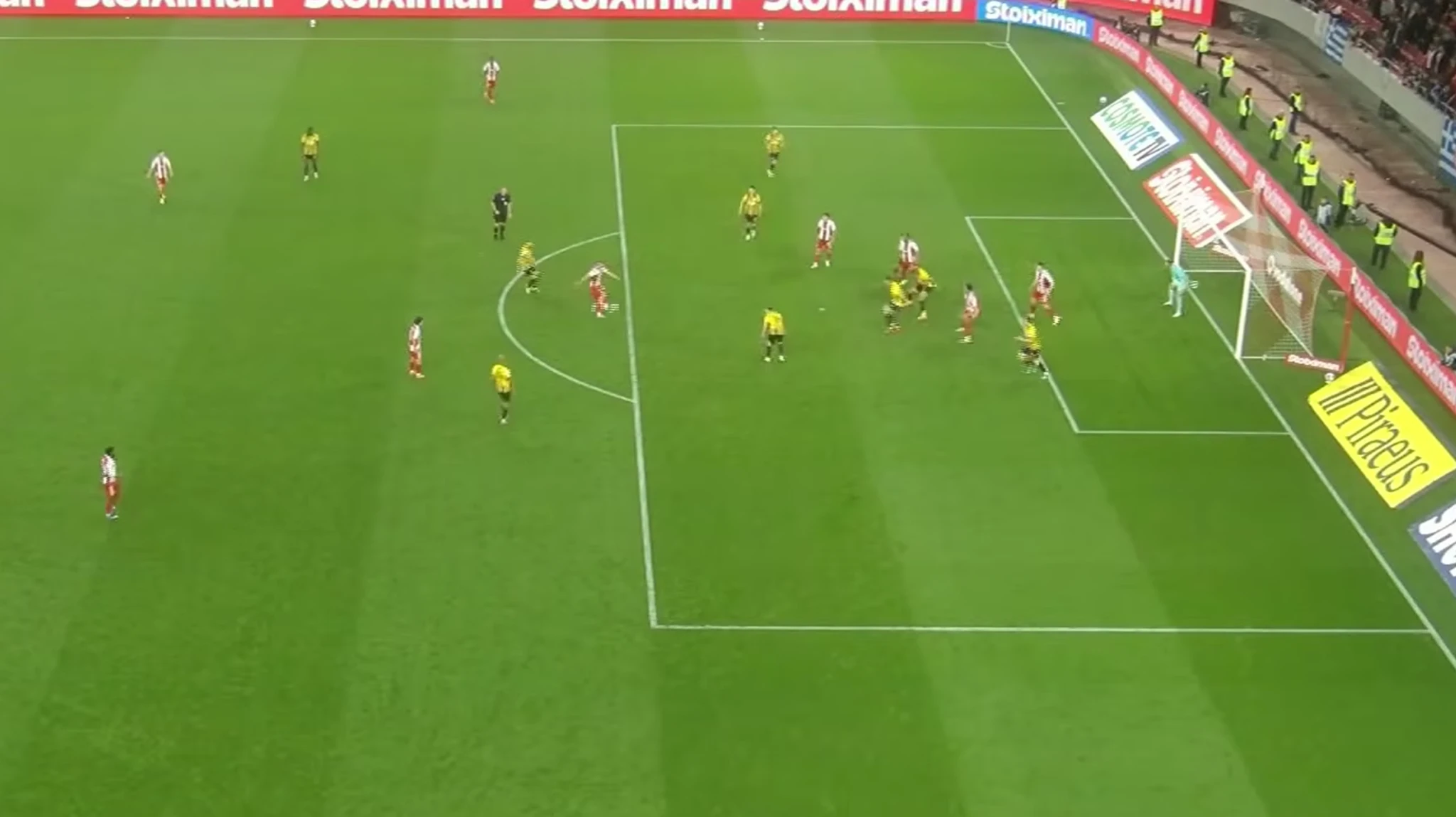 Ο&nbsp;Πενράις με σπριντ περνάει μπροστά και αφήνει αμαρκάριστο τον Πιρόλα / Screenshot