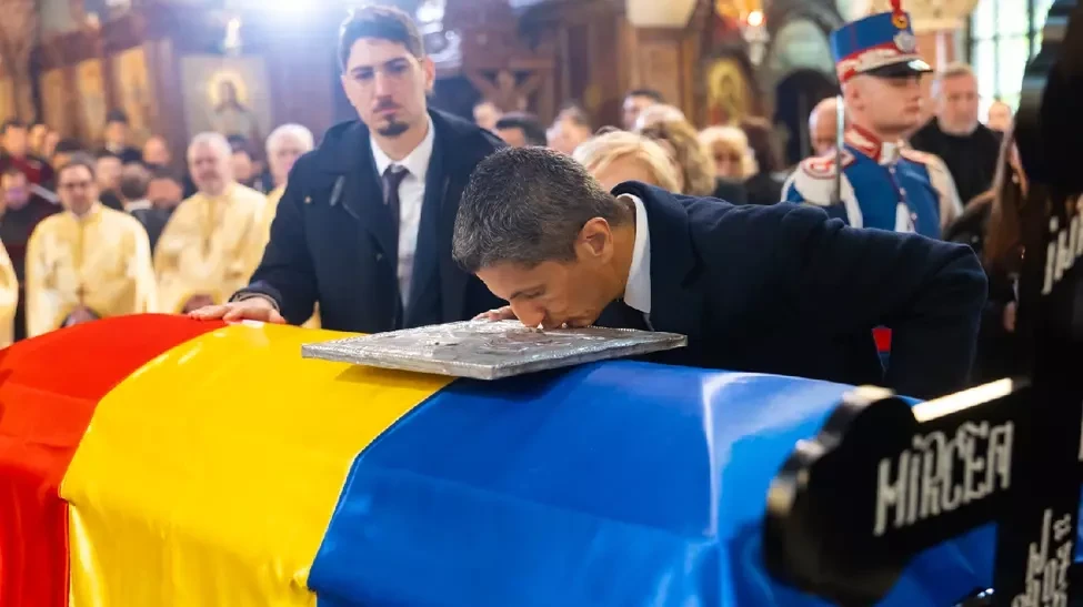 Η συγκλονιστική στιγμή που ο Ραζβάν Λουτσέσκου αποχαιρετά τον πατέρα του