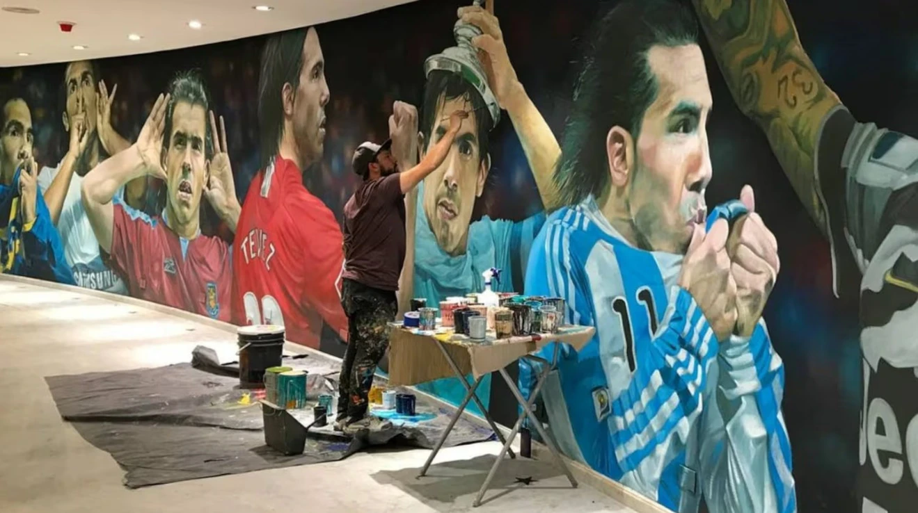 O αργεντίνος καλλιτέχνης Martín Ron επιμελήθηκε τους τοίχους του σπιτιού του Κάρλος Τέβες 