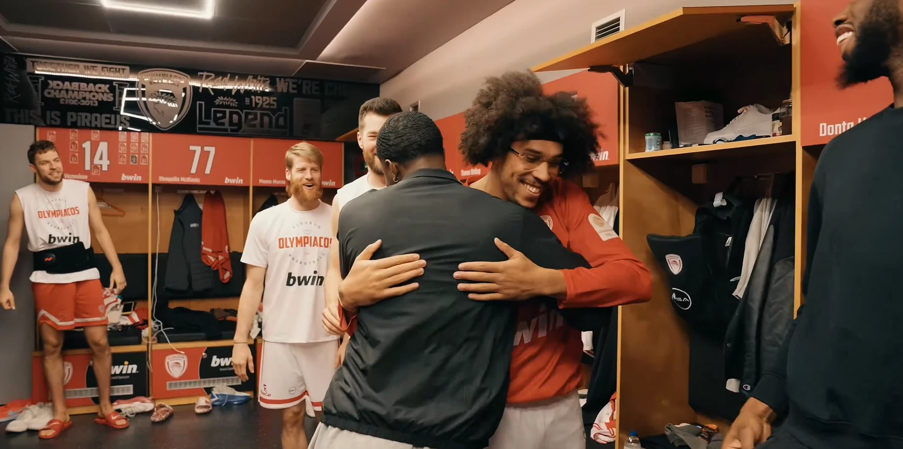 Τα χαμόγελα στα πρόσωπα των αθλητών του Ολυμπιακού, τη στιγμή που αντικρίζουν τον συμπαίκτη τους που επέστρεψε απ