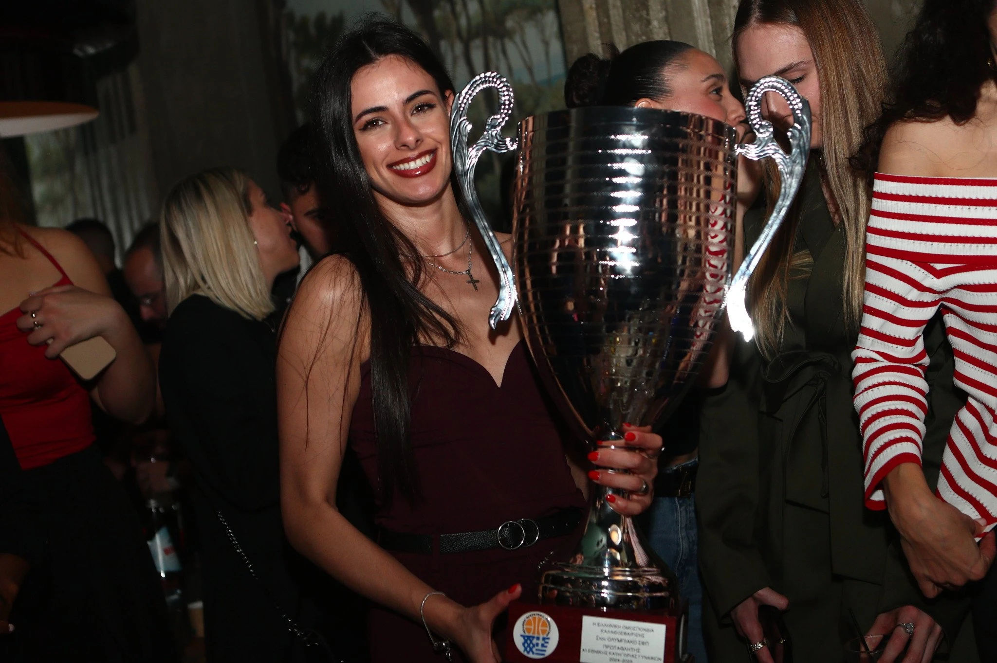 Η Ρένια Καρλάφτη με το τρόπαιο 