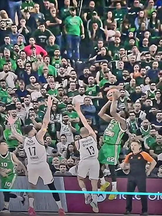 Ο Τόμπσον μπαίνει στον «κύλινδρο» του Γκραντ και τον ακουμπάει στο πόδι, αλλά ο Γιαβόρ ανακαλύπτει τεχνική ποινή στον Αμερικανό του Παναθηναϊκού...