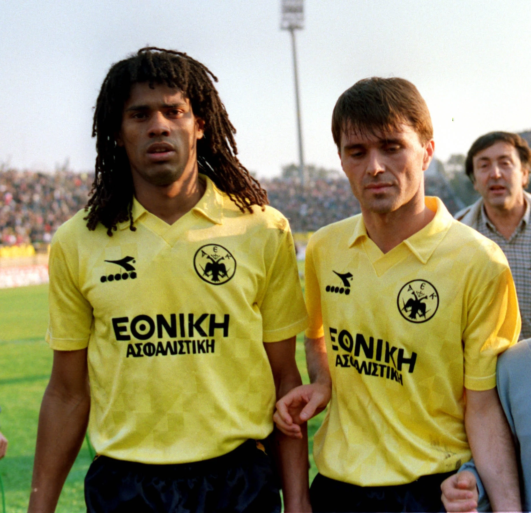 Ο Τόνι Σαβέφσκι με τον Ντάνιελ Μπατίστα στην ΑΕΚ το 1989-90 / Πηγή: Eurokinissi