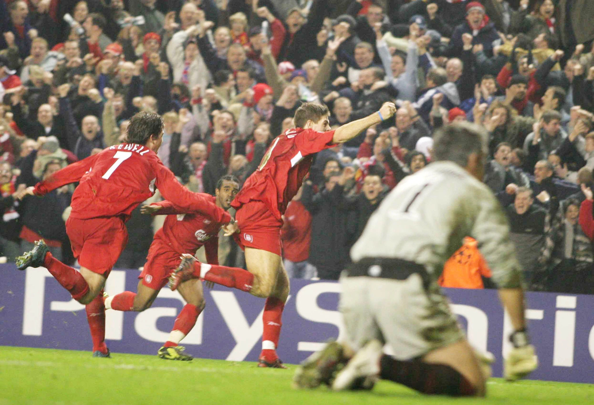 Ο Στίβεν Τζέραρντ πανηγυρίζει με τη φανέλα της Λίβερπουλ / Πηγή: Eurokinissi