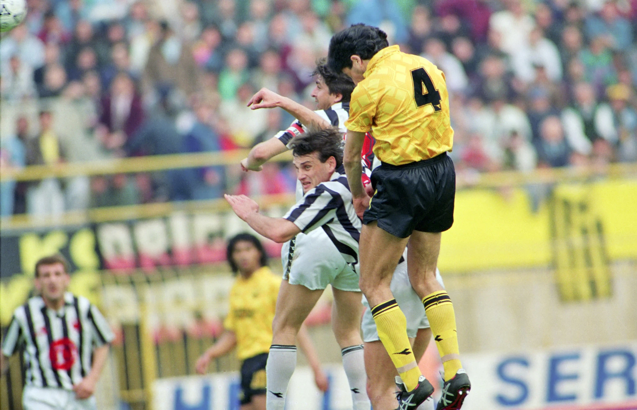 Ο Μανωλάς σε εναέρια μονομαχία με τον Σκαρτάδο και τον Λαγωνίδη από αγώνα του Κυπέλλου Ελλάδας της σεζόν 1991-92 / Πηγή: Intime