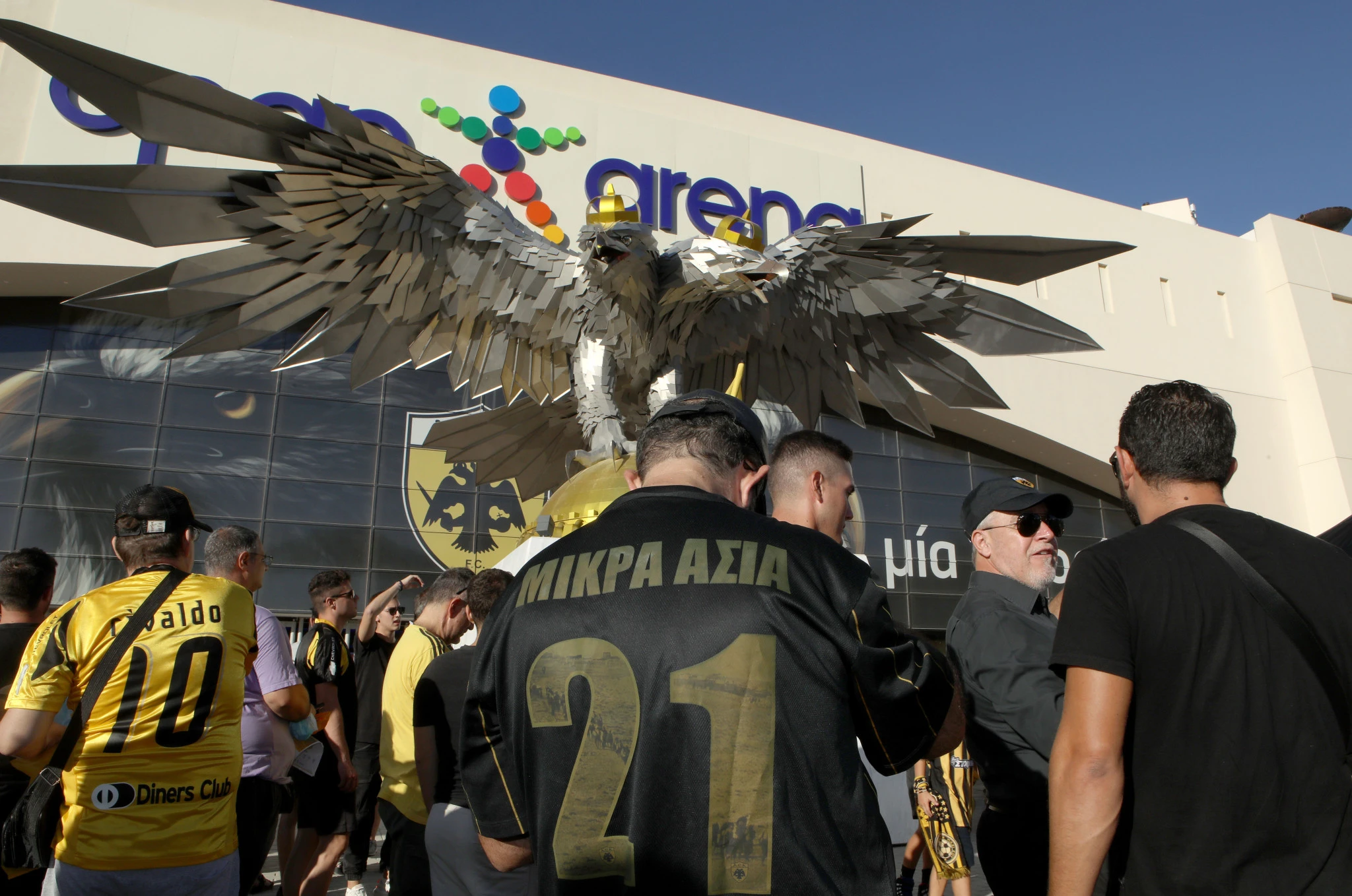 Φίλαθλος της ΑΕΚ με φανέλα για τη Μικρά Ασία έξω από το γήπεδο της Ένωσης / Πηγή: Intime