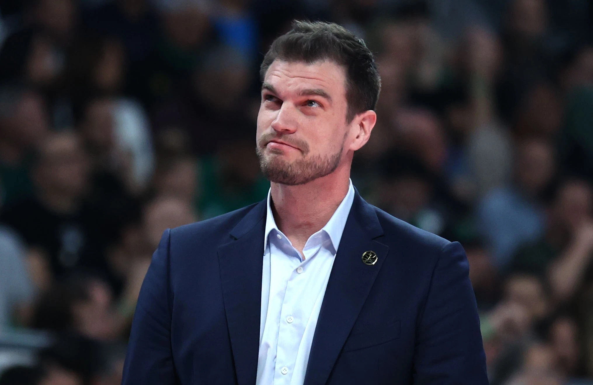 Ο Τιάγκο Σπλίτερ χαμογελάει πονηρά και στο κοστούμι του είναι ραμμένα τα διακριτικά της Παρί / Πηγή: ΙΝΤΙΜΕ