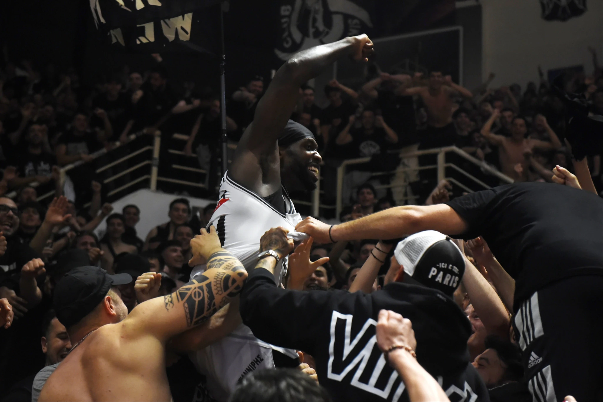 Ο Πάτρικ Μπέβερλι «χάθηκε» στις αγκαλιές των φίλων του ΠΑΟΚ / Πηγή: InTime