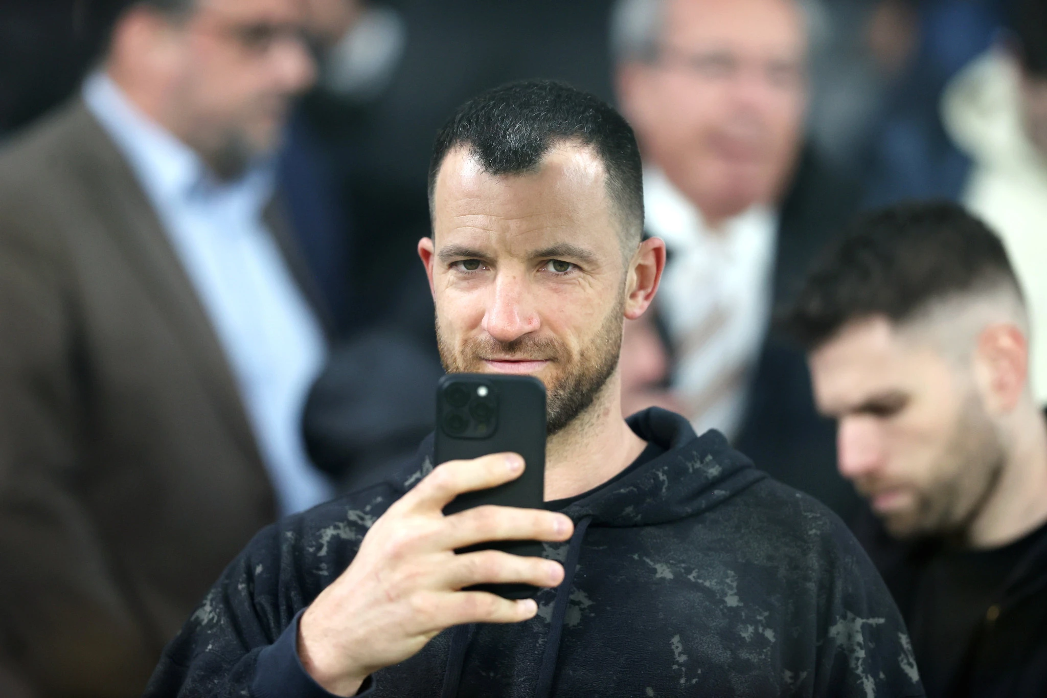 Ο Γάιος Σκορδίλης στις εξέδρες της Allwyn Arena / Πηγή: Intime