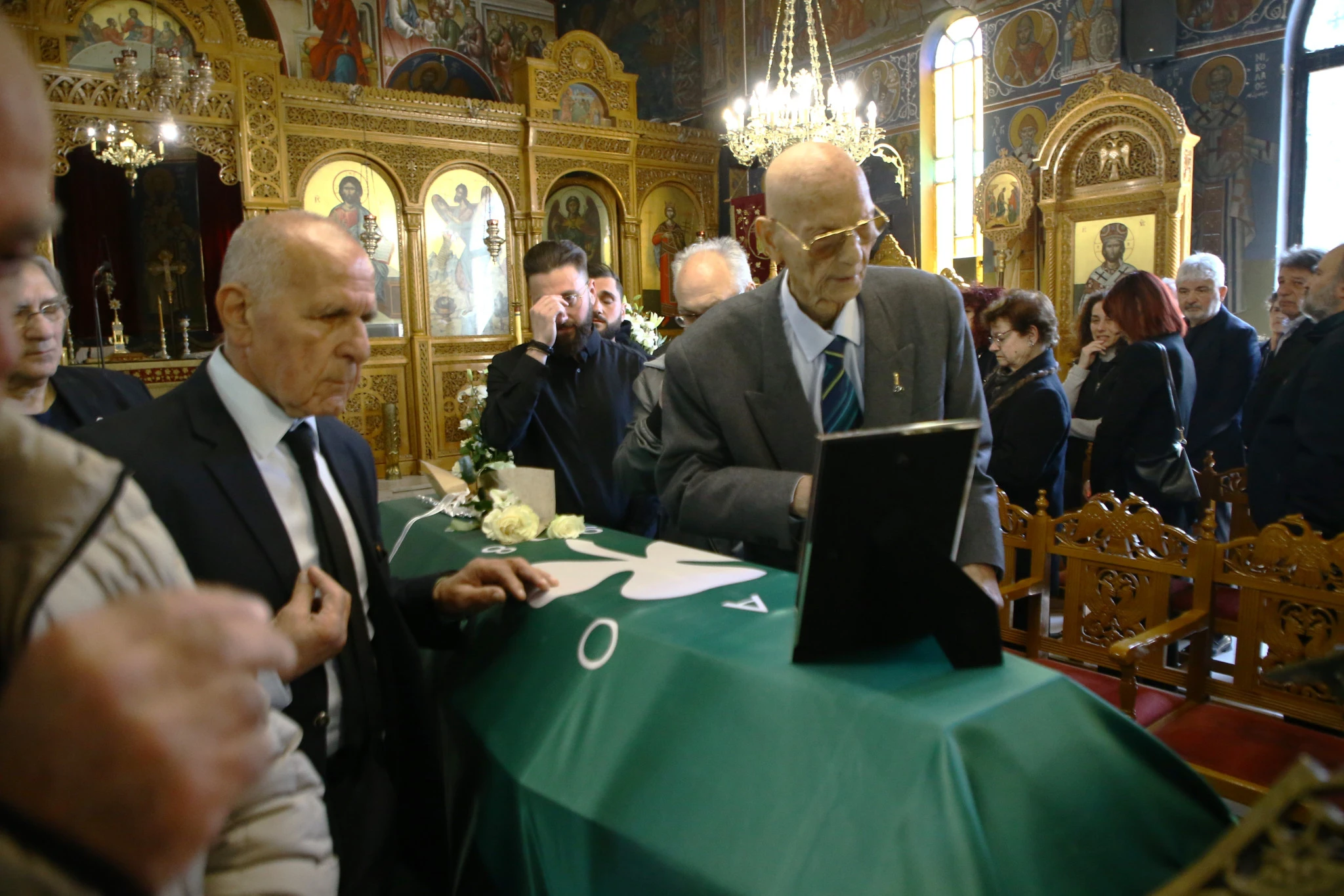 Συγκίνηση στην εξόδιο ακολουθία του Γιώργου Γονιού, κηδεύτηκε με τη σημαία του Παναθηναϊκού / Πηγή: InTime