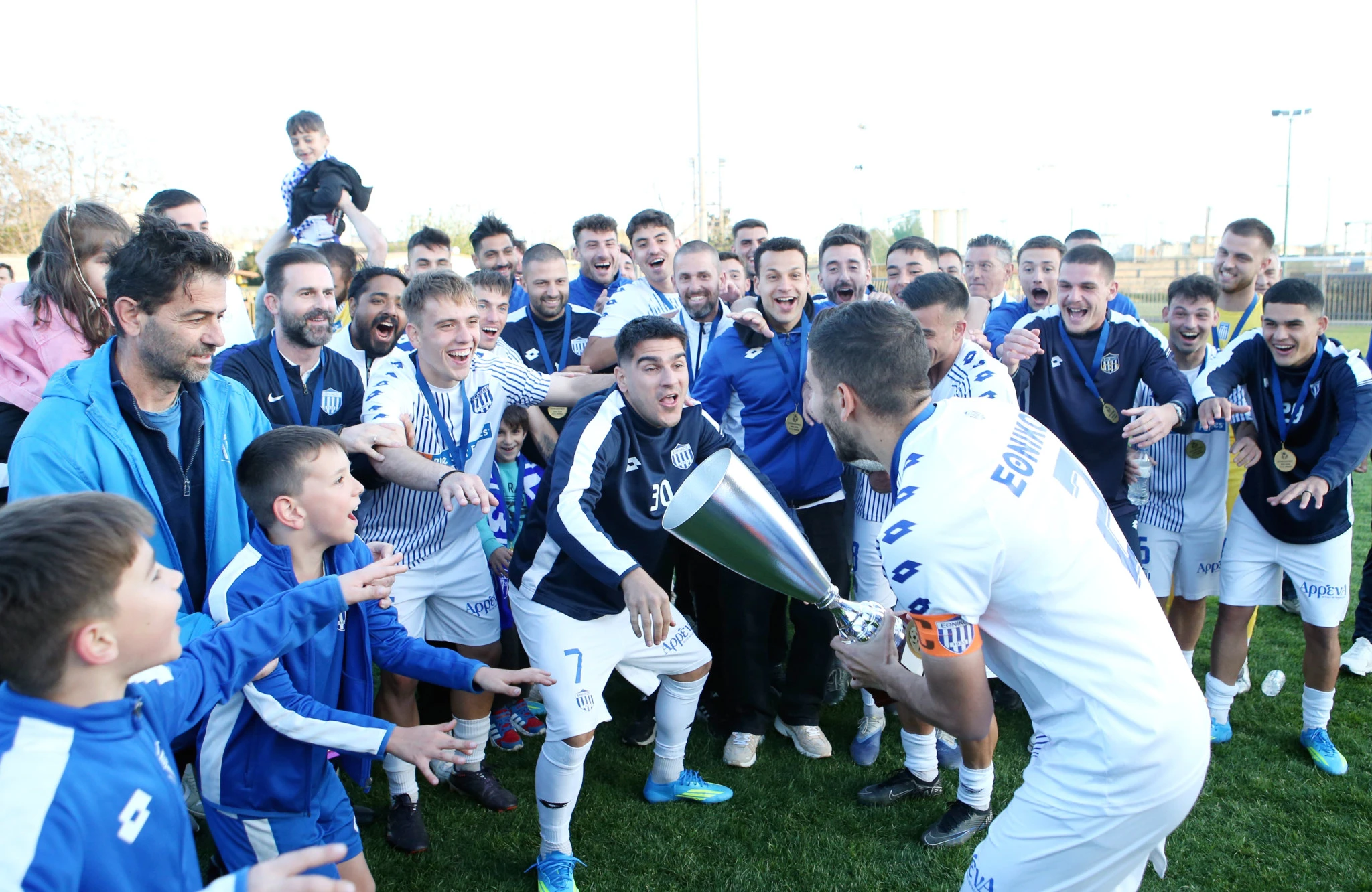 Η στιγμή που ο αρχηγός Δημήτρης Μανδαμαδιώτης σηκώνει το τρόπαιο / Πηγή: Intime