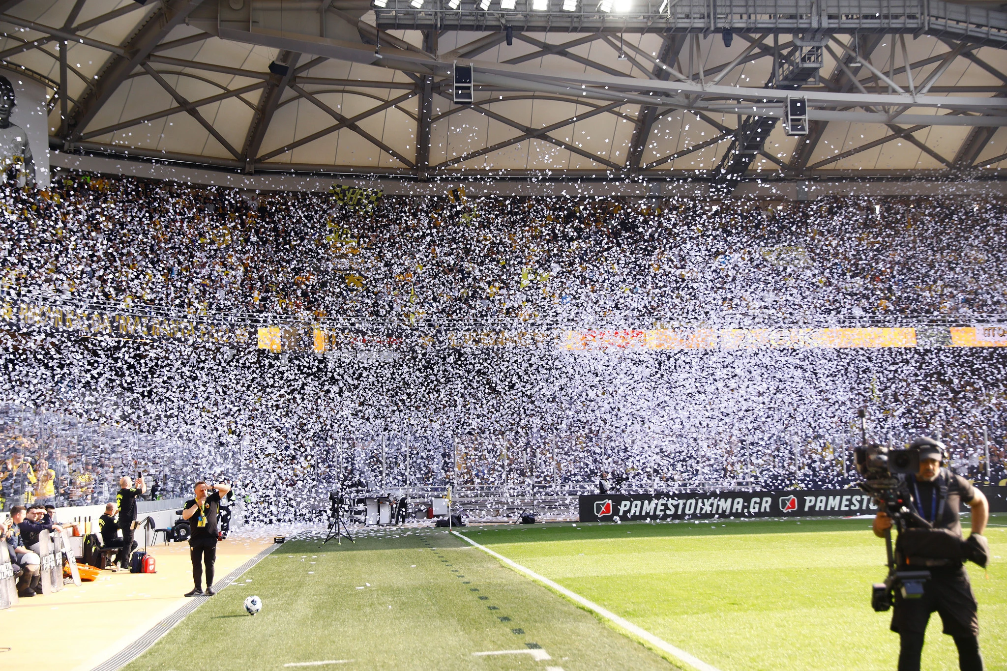 Η ατμόσφαιρα πριν το ΑΕΚ-ΠΑΟΚ στη Νέα Φιλαδέλφεια / Πηγή: Intime