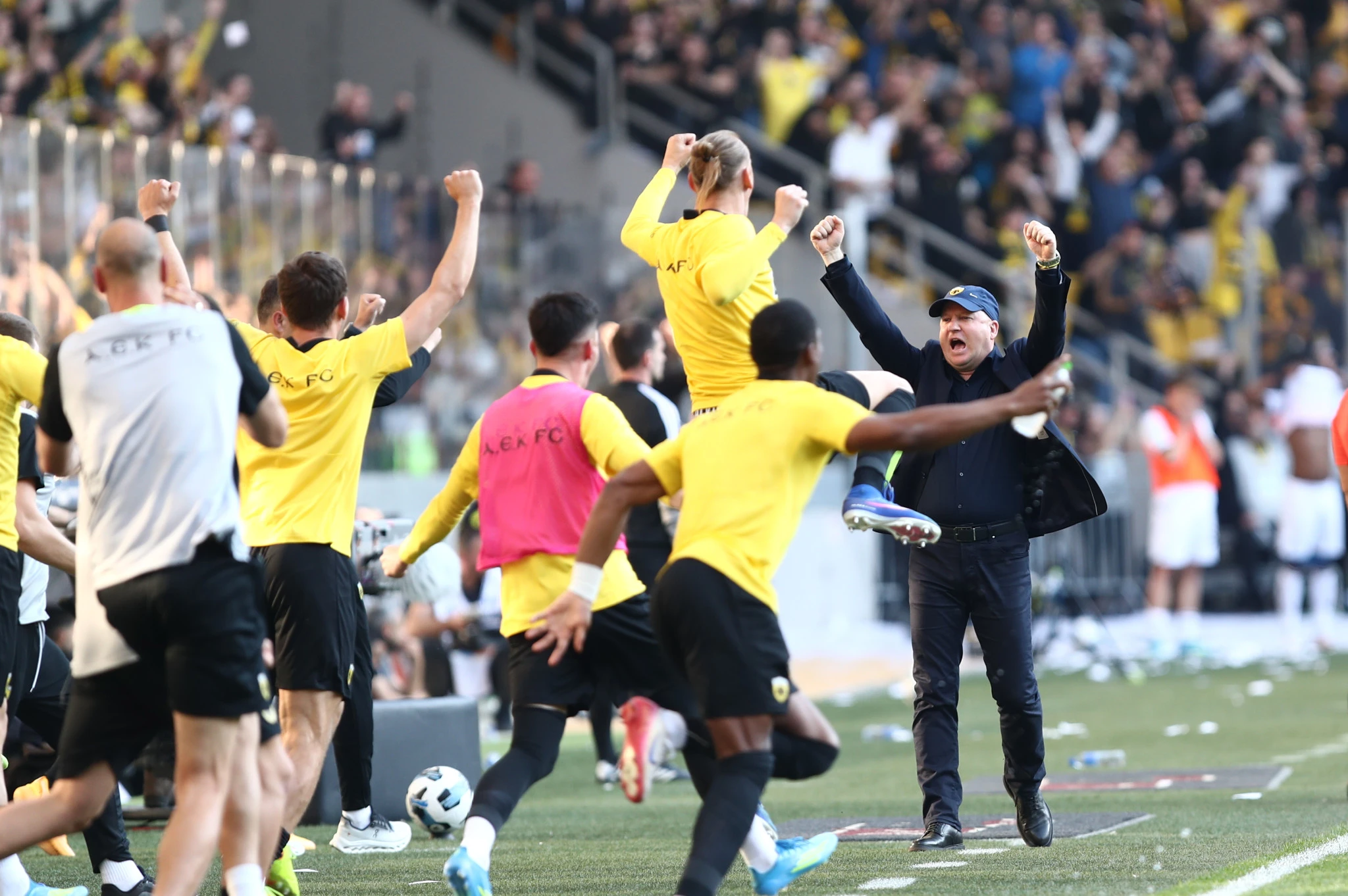 O&nbsp;Ντομαγκόι Βίντα πανηγυρίζει δίπλα στον Μάρκο Νίκολιτς /Πηγή: Intime