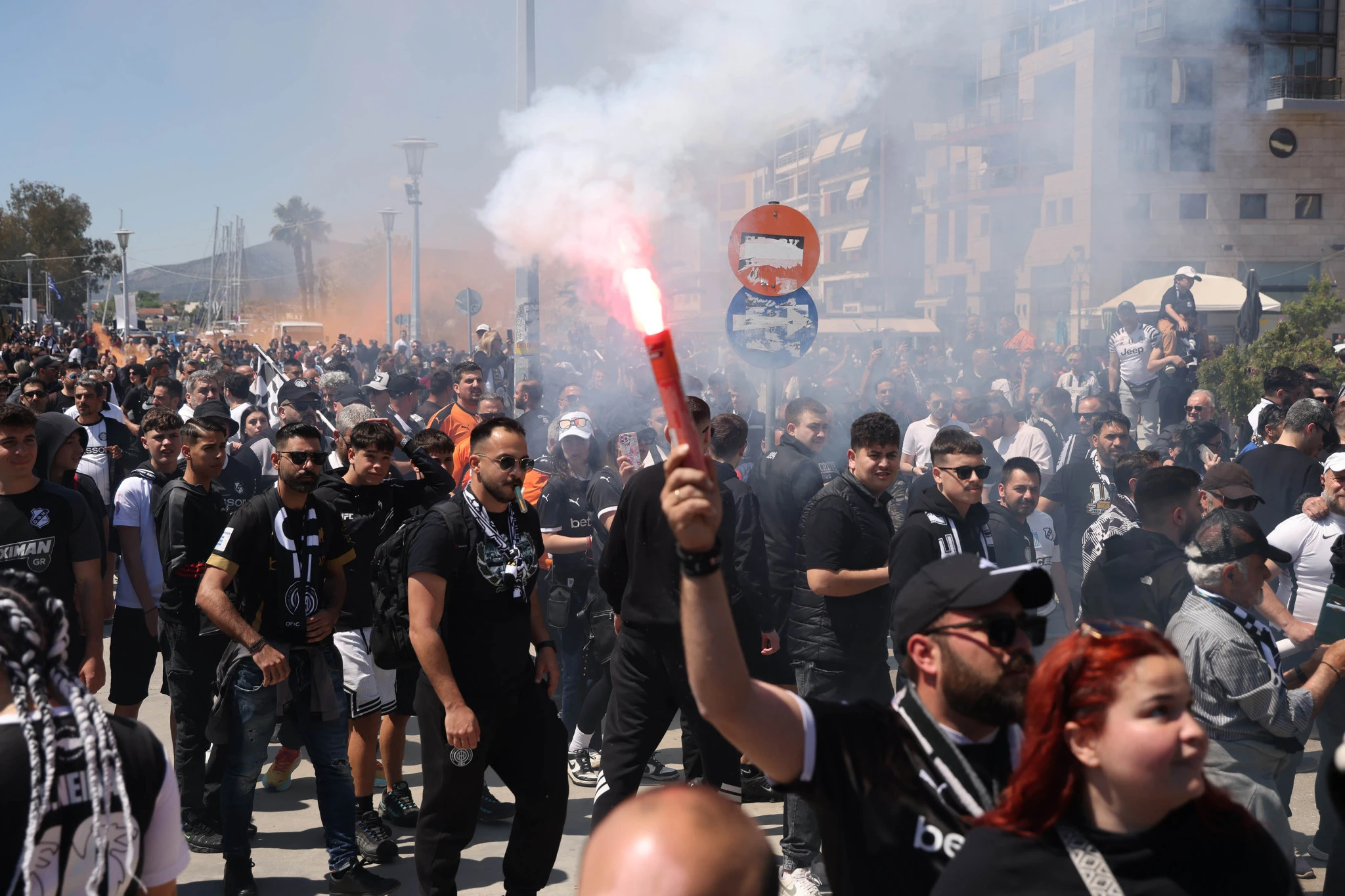 «Ασπρόμαυρη» η παραλία του Βόλου από φίλους του ΠΑΟΚ και του ΟΦΗ / Πηγή: Intime