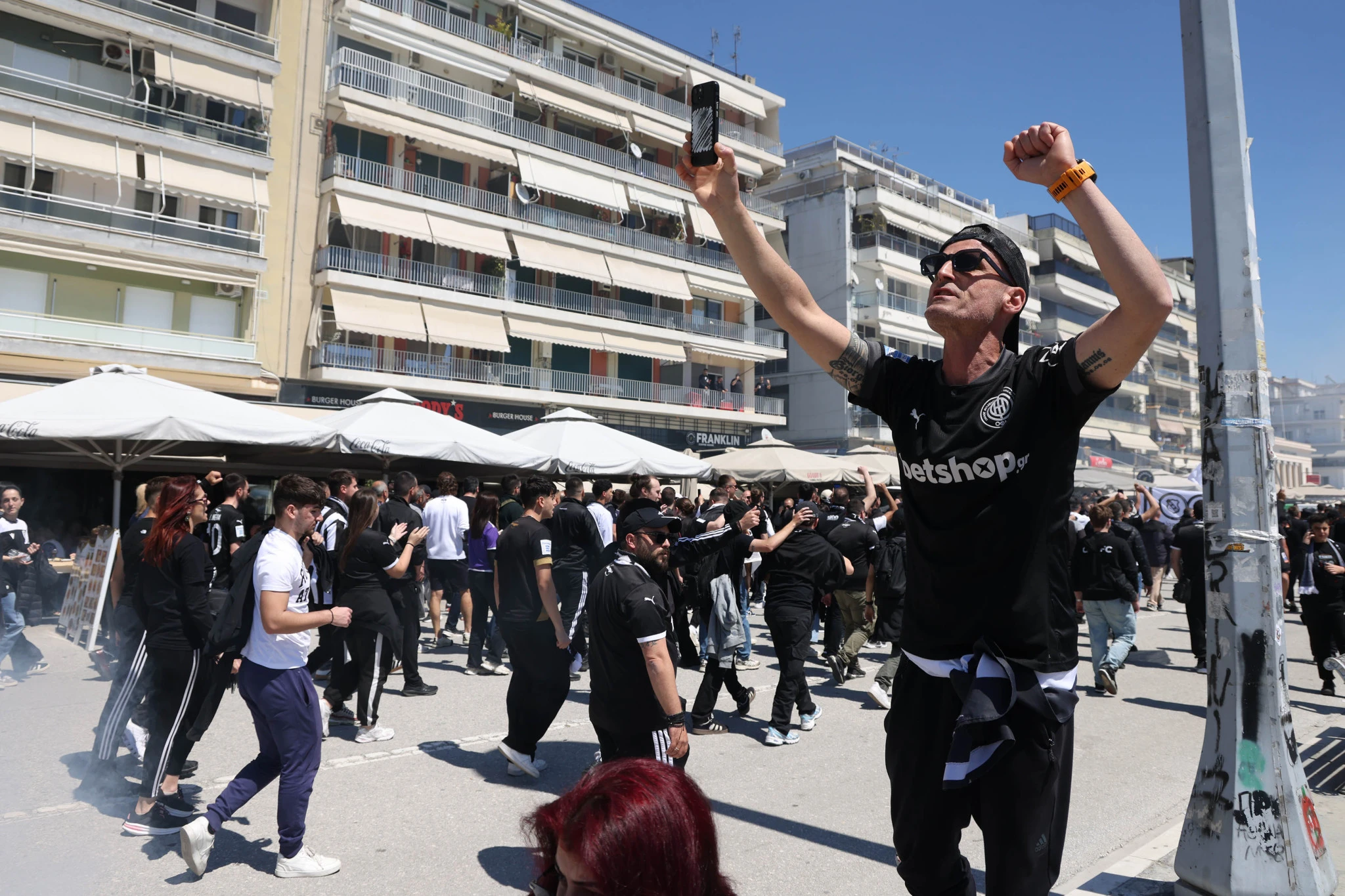 «Ασπρόμαυρη» η παραλία του Βόλου από φίλους του ΠΑΟΚ και του ΟΦΗ