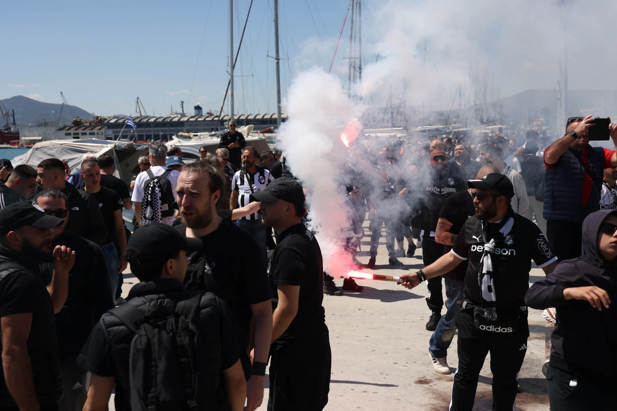 «Ασπρόμαυρη» η παραλία του Βόλου από φίλους του ΠΑΟΚ και του ΟΦΗ