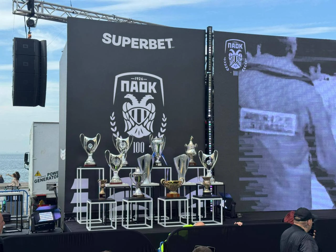 Γεμίζει από νωρίς η πλατεία της Αριστοτέλους για τα 100 χρόνια ΠΑΟΚ / Athletiko