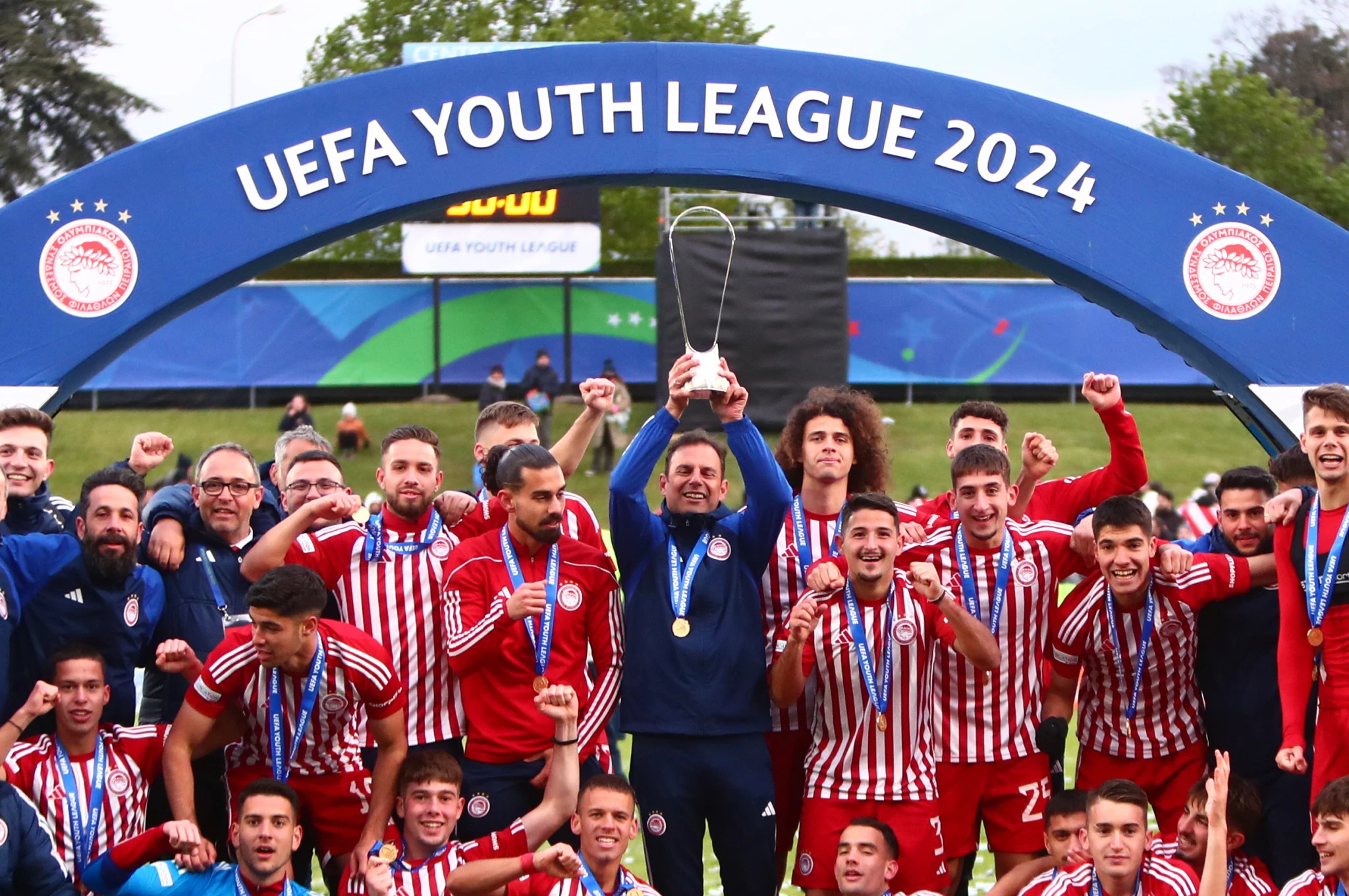 Ο Σωτήρης Συλαϊδόπουλος σηκώνει στον άερα την ευρωκούπα / Πηγή: Eurokinissi