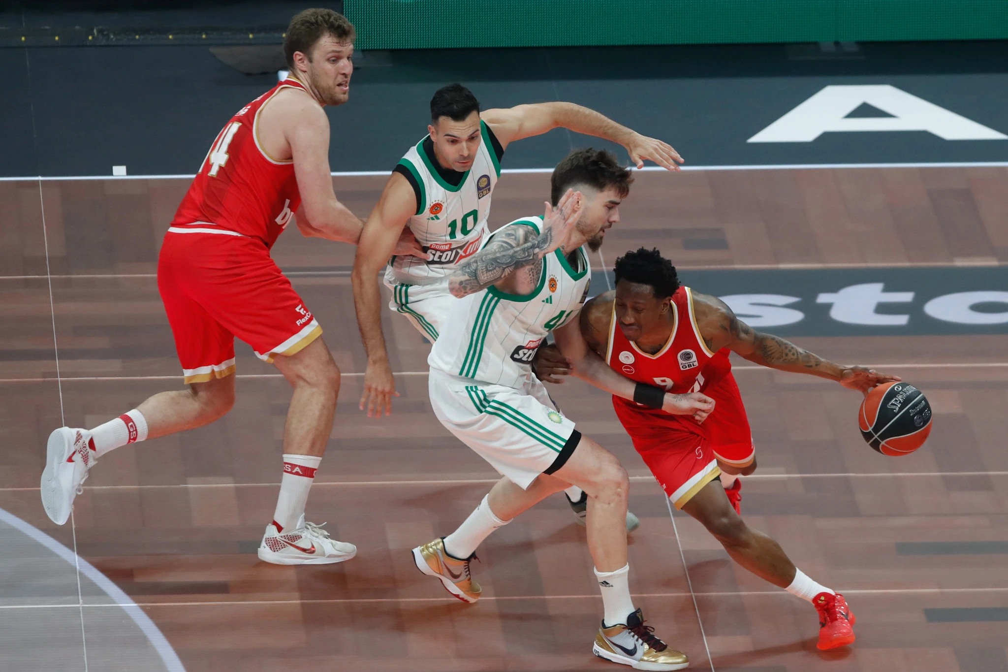 Ο Σέιμπεν Λι με τη φανέλα του Ολυμπιακού, σε αγώνα απέναντι στον Παναθηναϊκό στο Μαρούσι / Πηγή: Eurokinissi