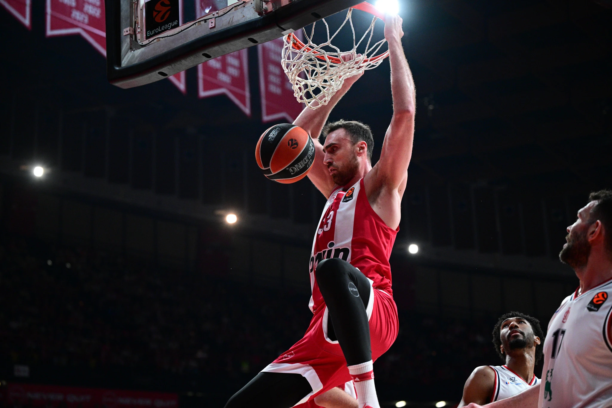 O Nίκολα Μιλουτίνοβ καρφώνει με μανία. 