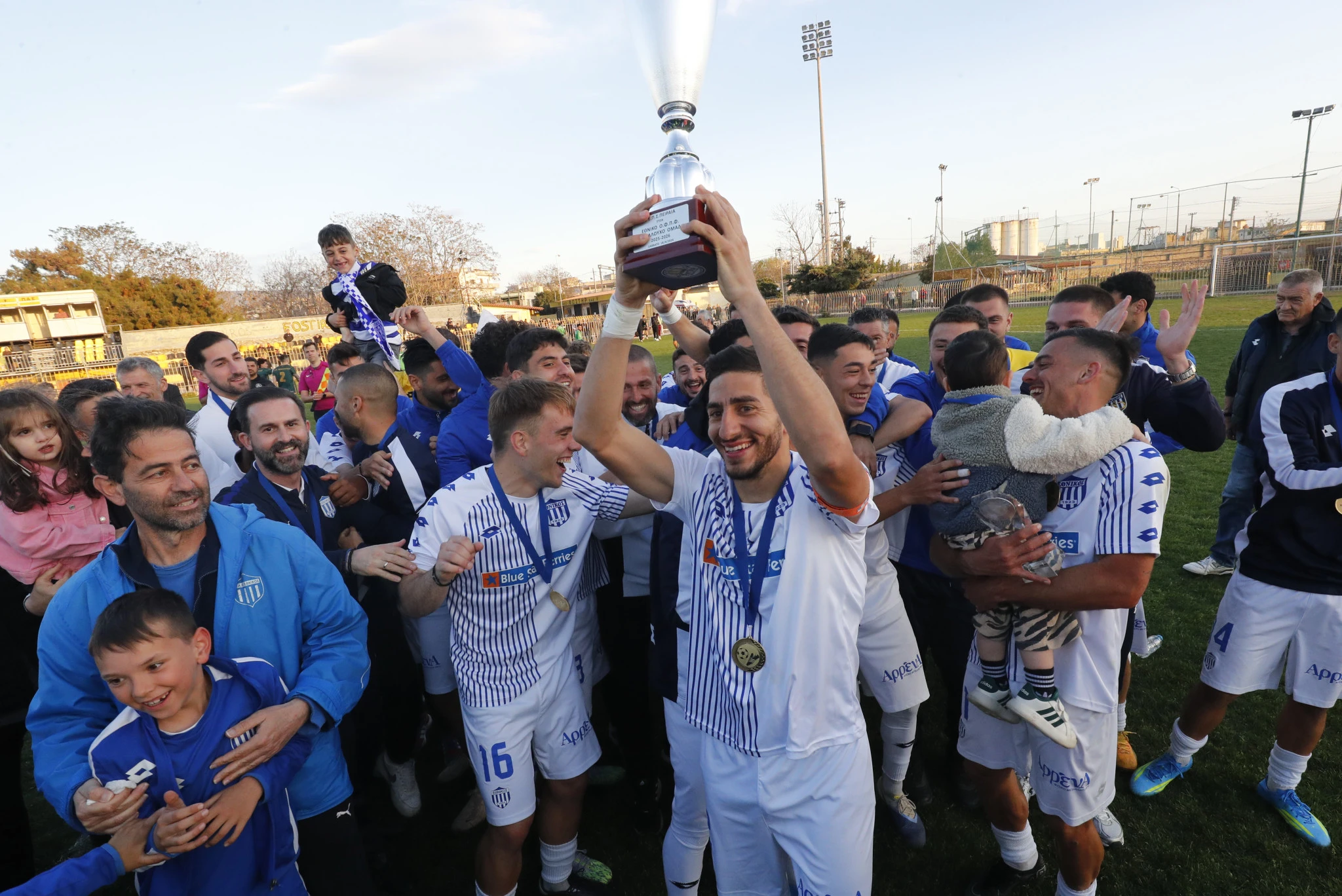 Ο αρχηγός του Εθνικού Πειραιώς Δημήτρης Μανδαμαδιώτης σηκώνει το Κύπελλο / Πηγή: Eurokinissi