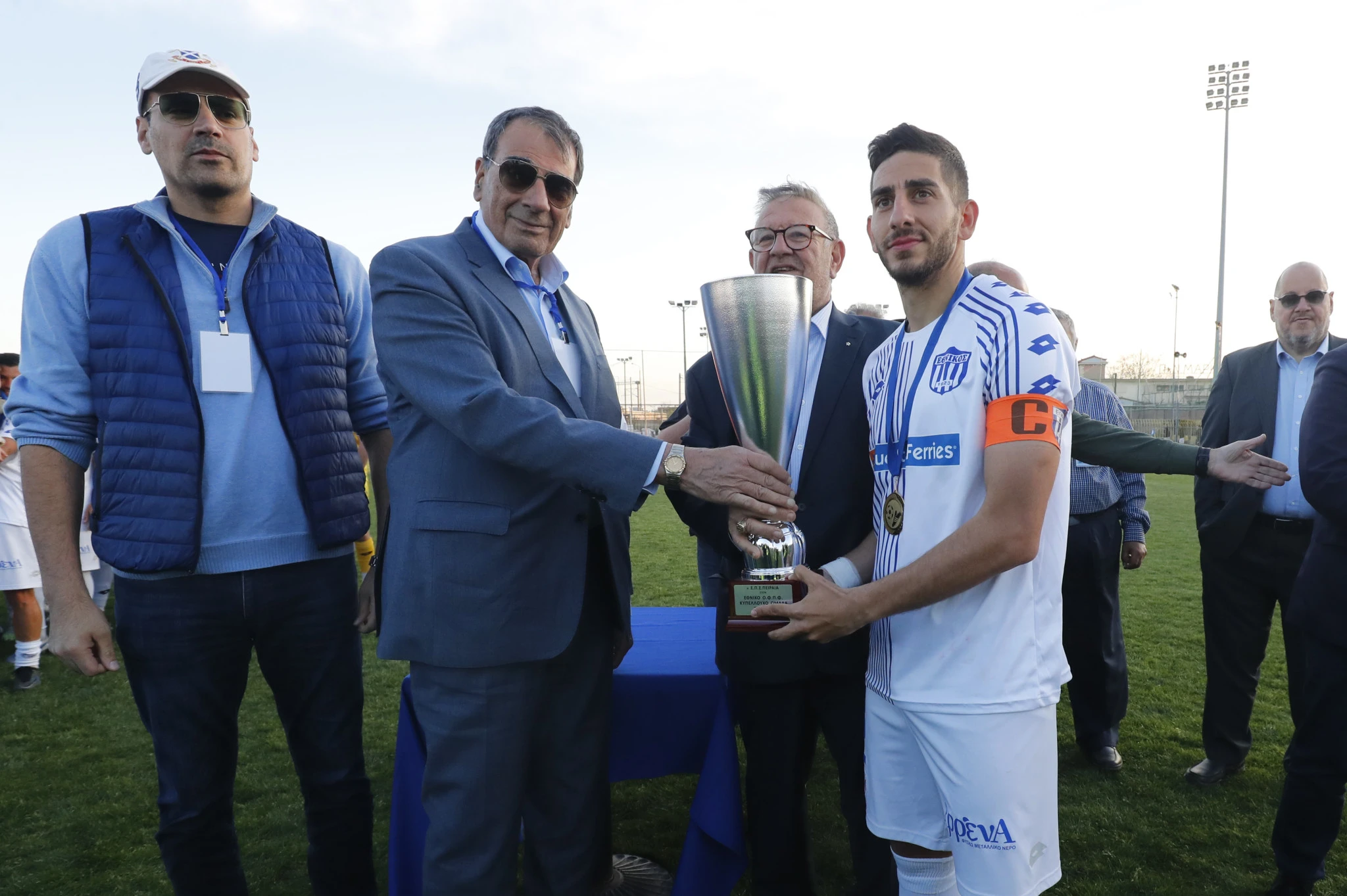 Ο ισχυρός άνδρας του Εθνικού Αλέξανδρος Καρυδόπουλος με τον αρχηγό της ομάδας Δημήτρη Μανδαμαδιώτη / Πηγή: Eurokinissi