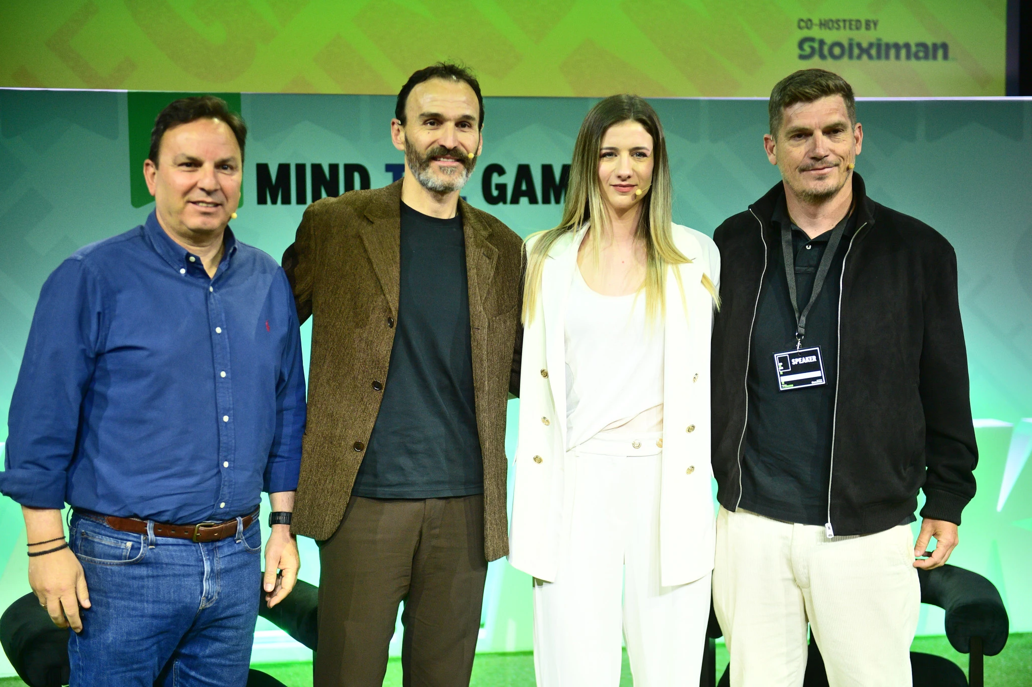 Ο Θοδωρής Βλάχος, ο Νίκος Νταμπίζας και ο Σπύρος Γιαννιώτης με την Αριάννα Παπαγιάννη στο συνέδριο του Athletiko/ Πηγή: Eurokinissi