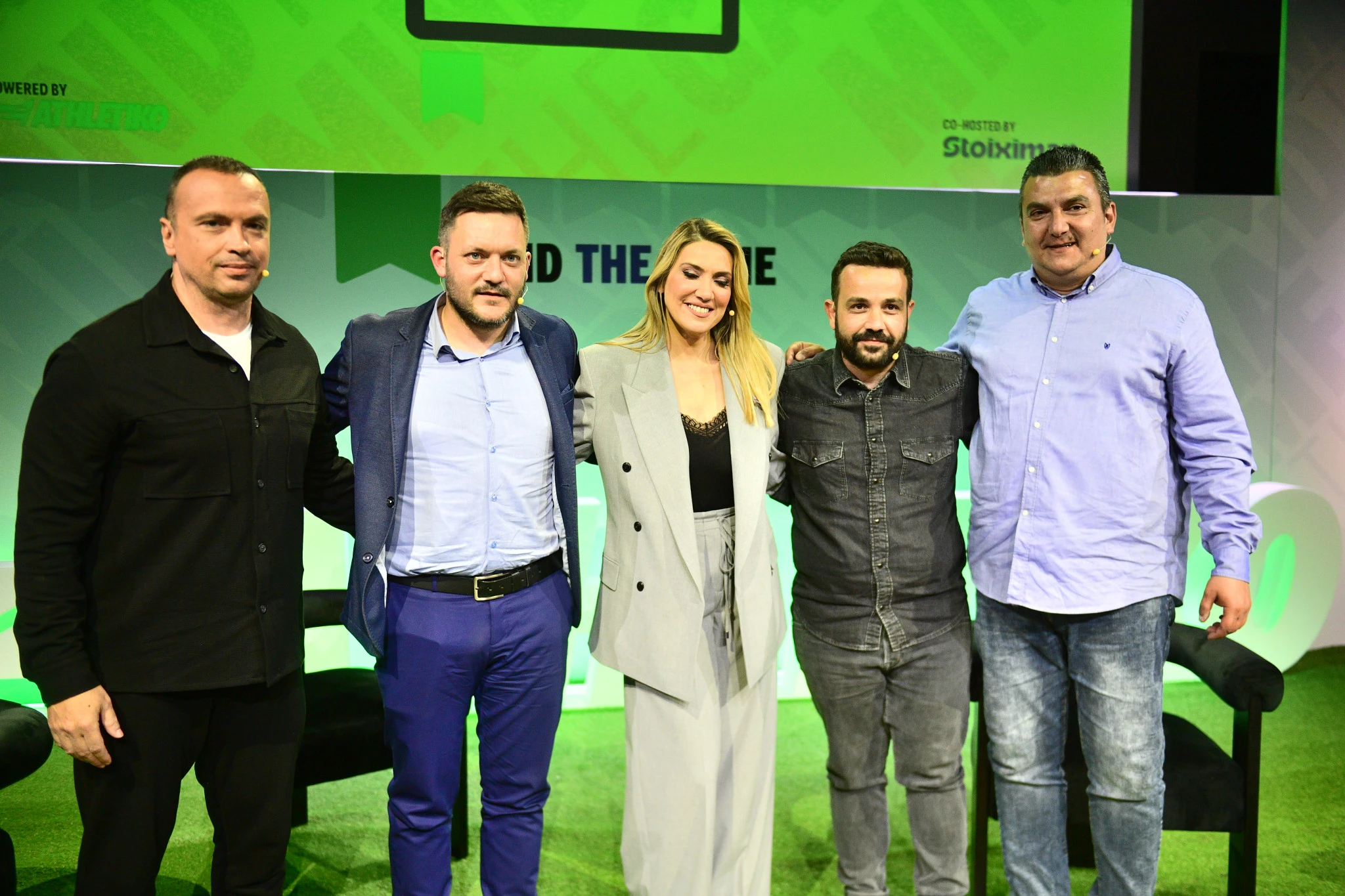 Η ομάδα του back2μπακ μαζί με την Έλενα Παπαβασιλείου στο συνέδριο του Athletiko/ Πηγή: Eurokinissi