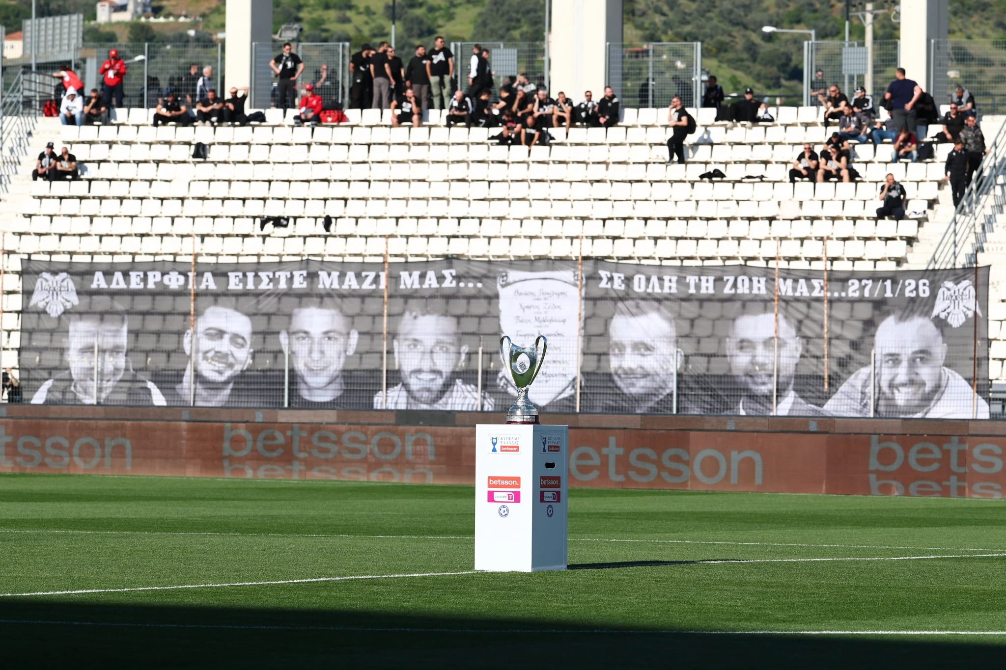 Το πανό των οπαδών του ΠΑΟΚ για τους νεκρούς φίλους της ομάδας στο δυστύχημα στη Ρουμανία / Πηγή: Eurokinissi