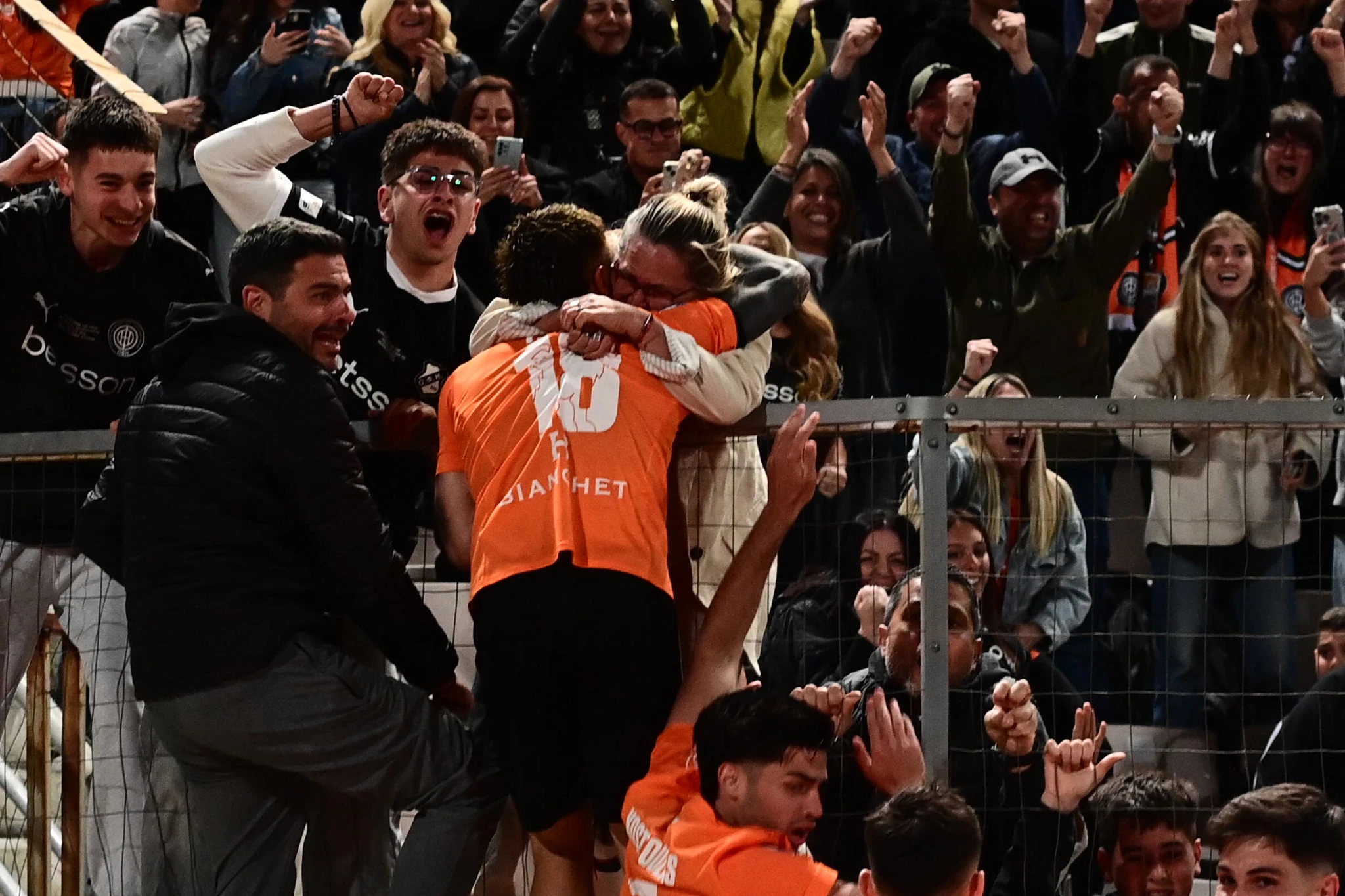 Ο Τιάγκο Νους πανηγύρισε έξαλλα το γκολ του στον τελικό μαζί με την μητέρα του / Πηγή: Eurokinissi