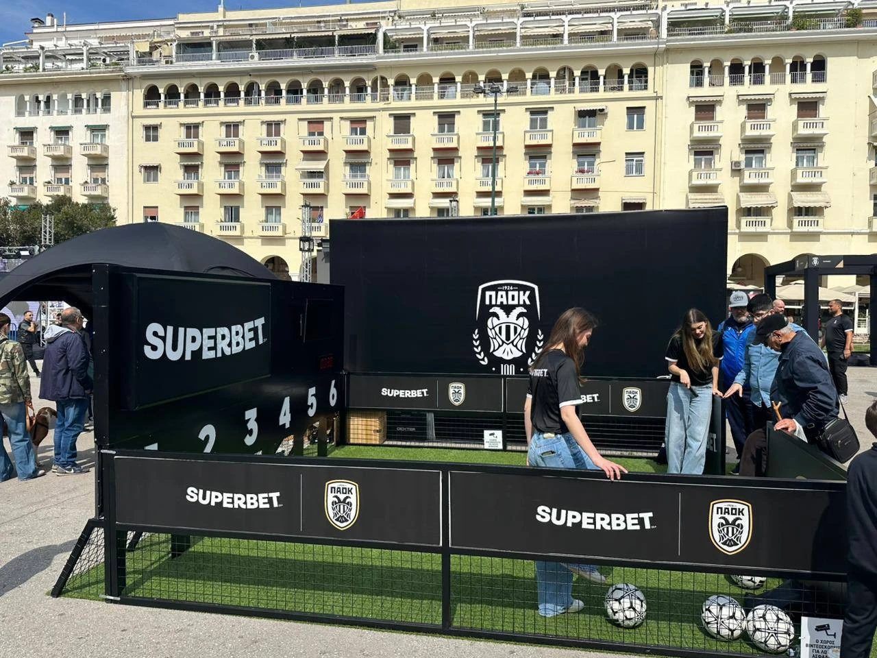 Γεμίζει από νωρίς η πλατεία της Αριστοτέλους για τα 100 χρόνια ΠΑΟΚ / Athletiko