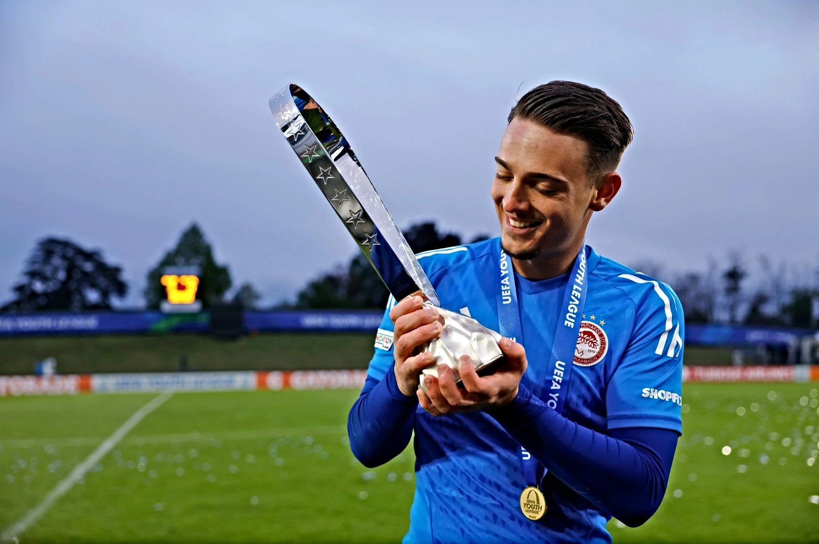 O Άντζελο Σίνα με το τρόπαιο του Youth League / Πηγή: Intime