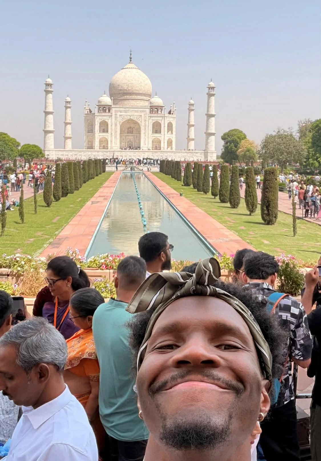 Ο Νάιτζελ Χέιζ Ντέιβις απολαμβάνει την επίσκεψή του στο Ταζ Μαχάλ