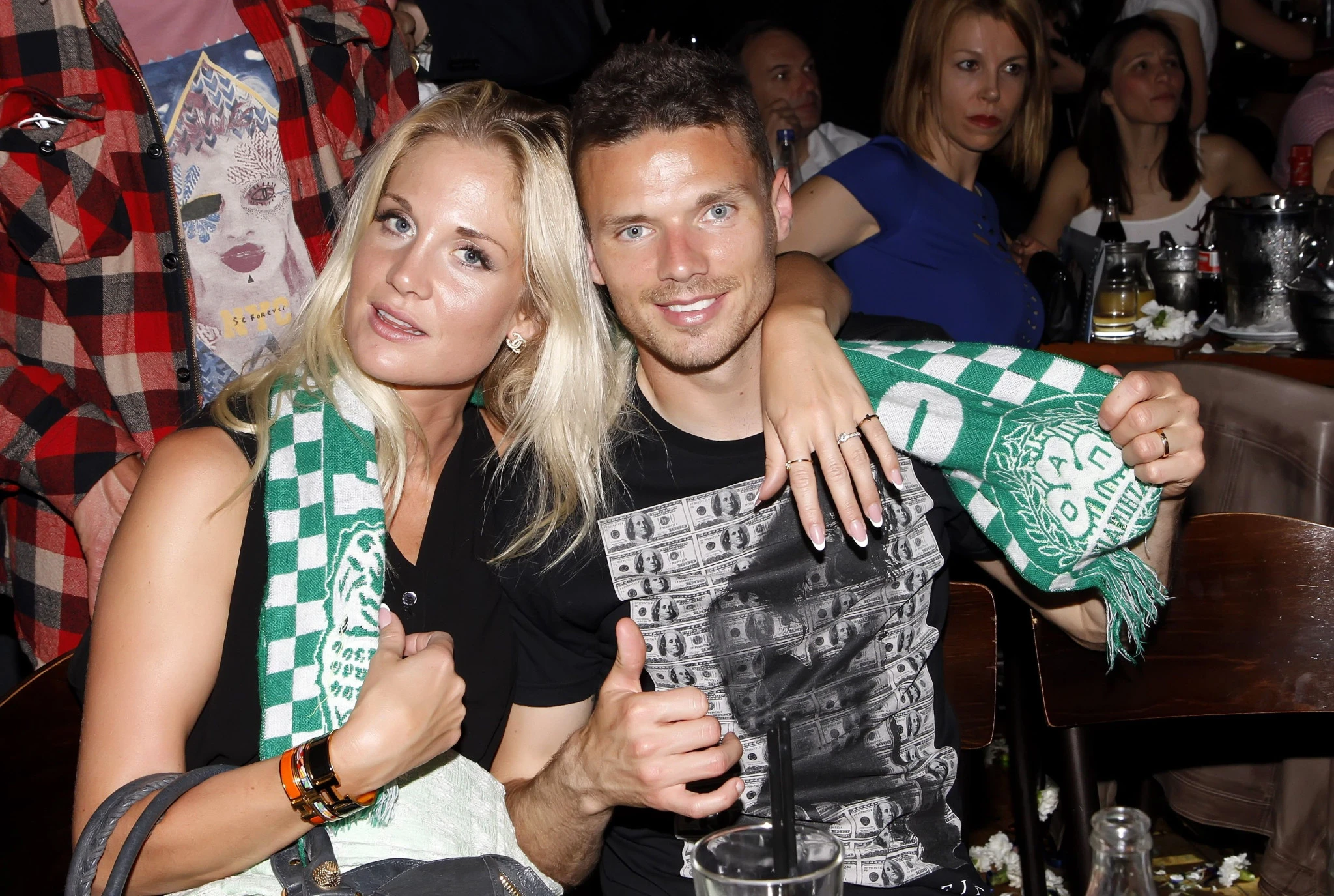 Ο Μάρκους Μπεργκ στα μπουζούκια, μαζί με τη σύζυγό του, το 2014 / Πηγή: Intime