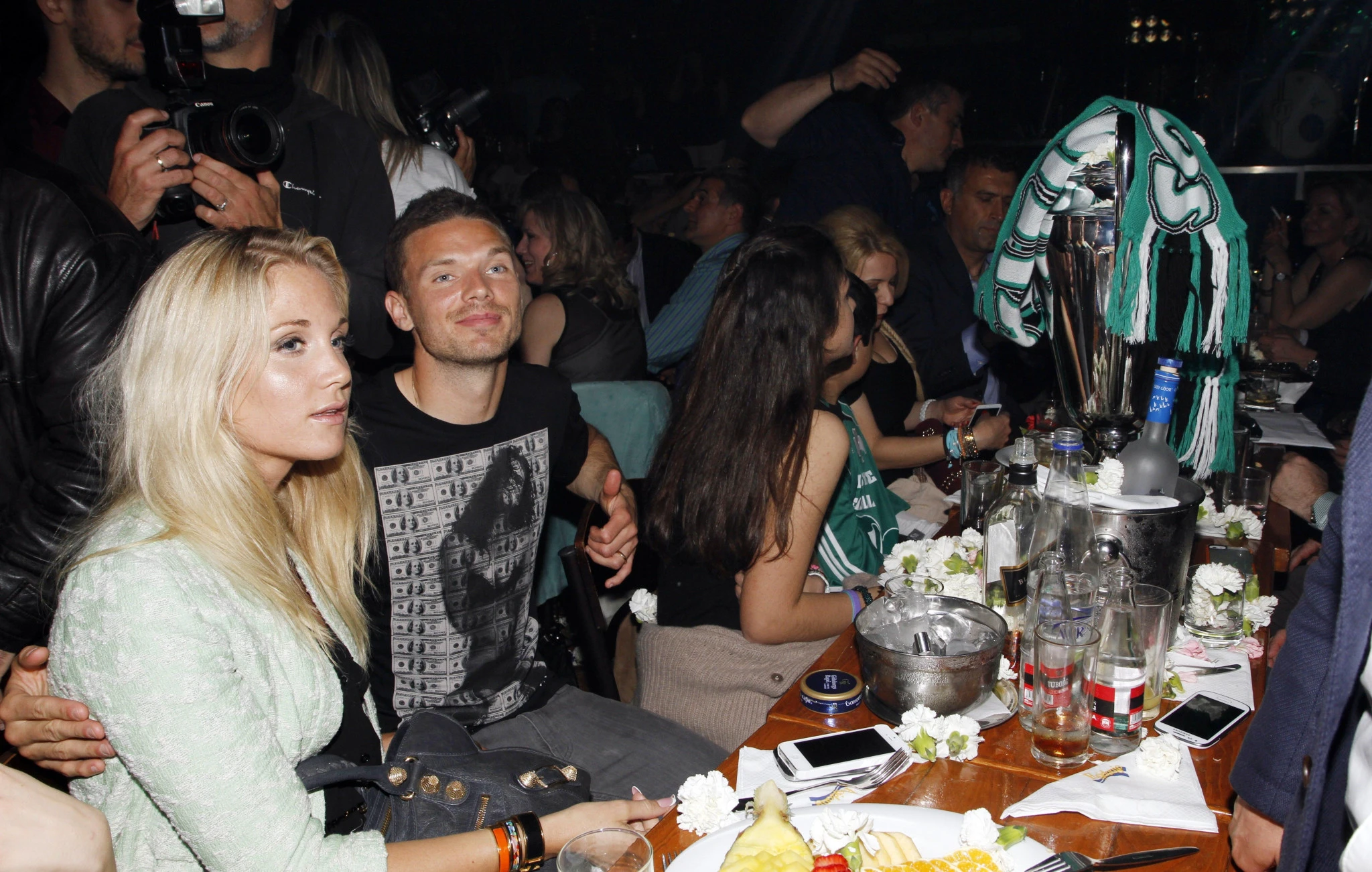 Ο Μάρκους Μπεργκ, η σύζυγός του και το... Κύπελλο στα μπουζούκια / Πηγή: Intime