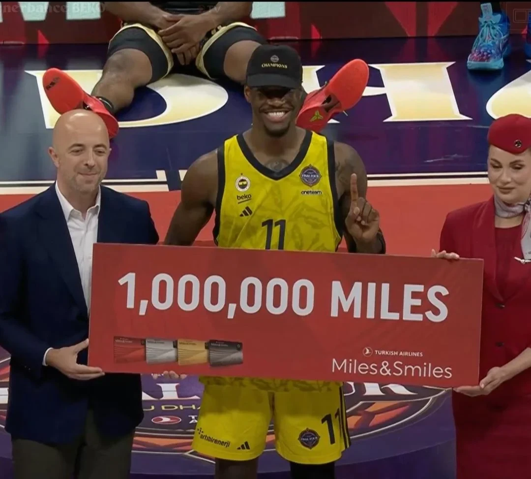 Ο Χέιζ Ντέιβις με το έπαθλο των 1.000.000 μίλιων