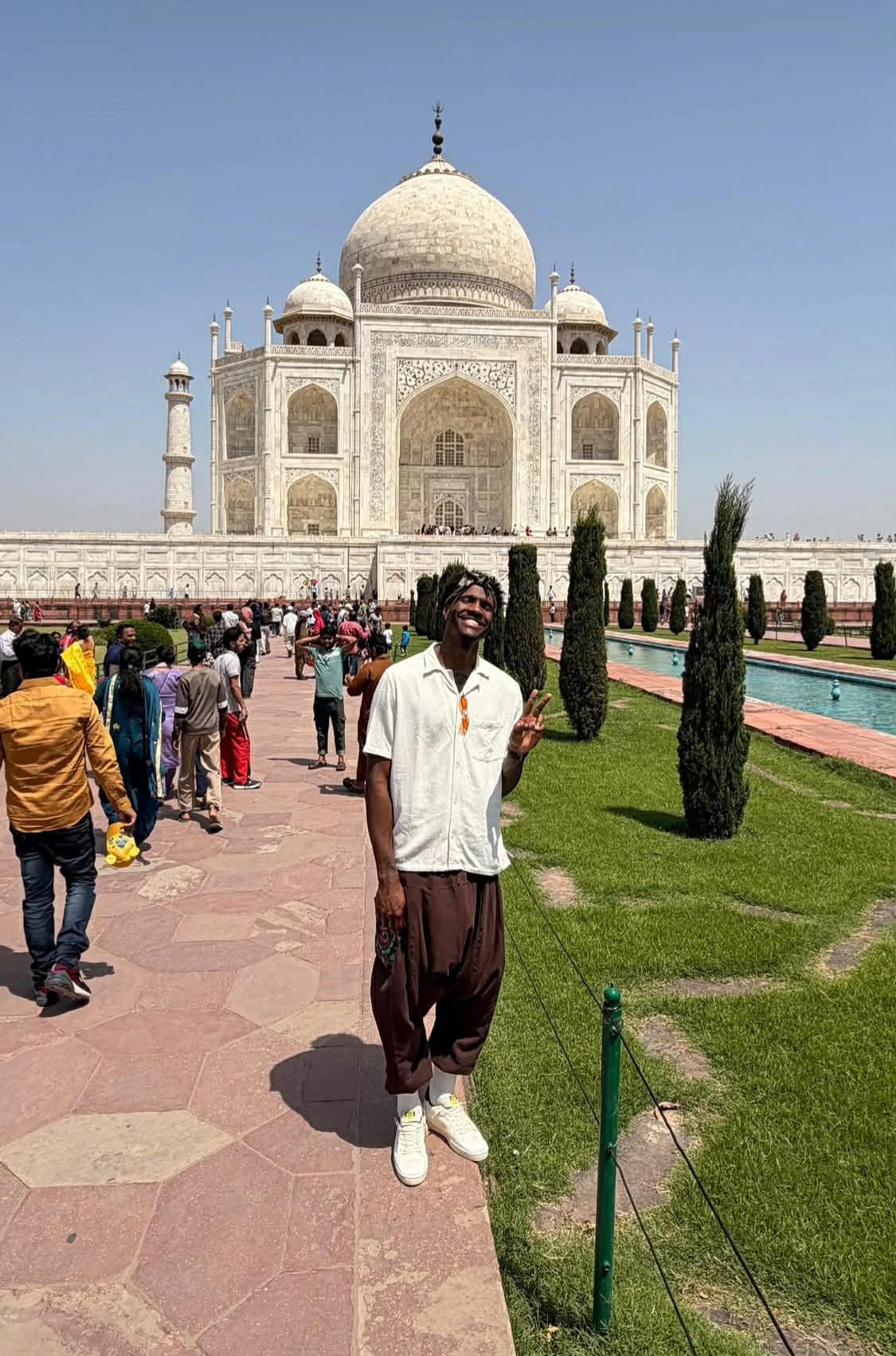 Ο Νάιτζελ Χέιζ Ντέιβις απολαμβάνει την επίσκεψή του στο Ταζ Μαχάλ Ο Νάιτζελ Χέιζ Ντέιβις απολαμβάνει την επίσκεψή του στο Ταζ Μαχάλ