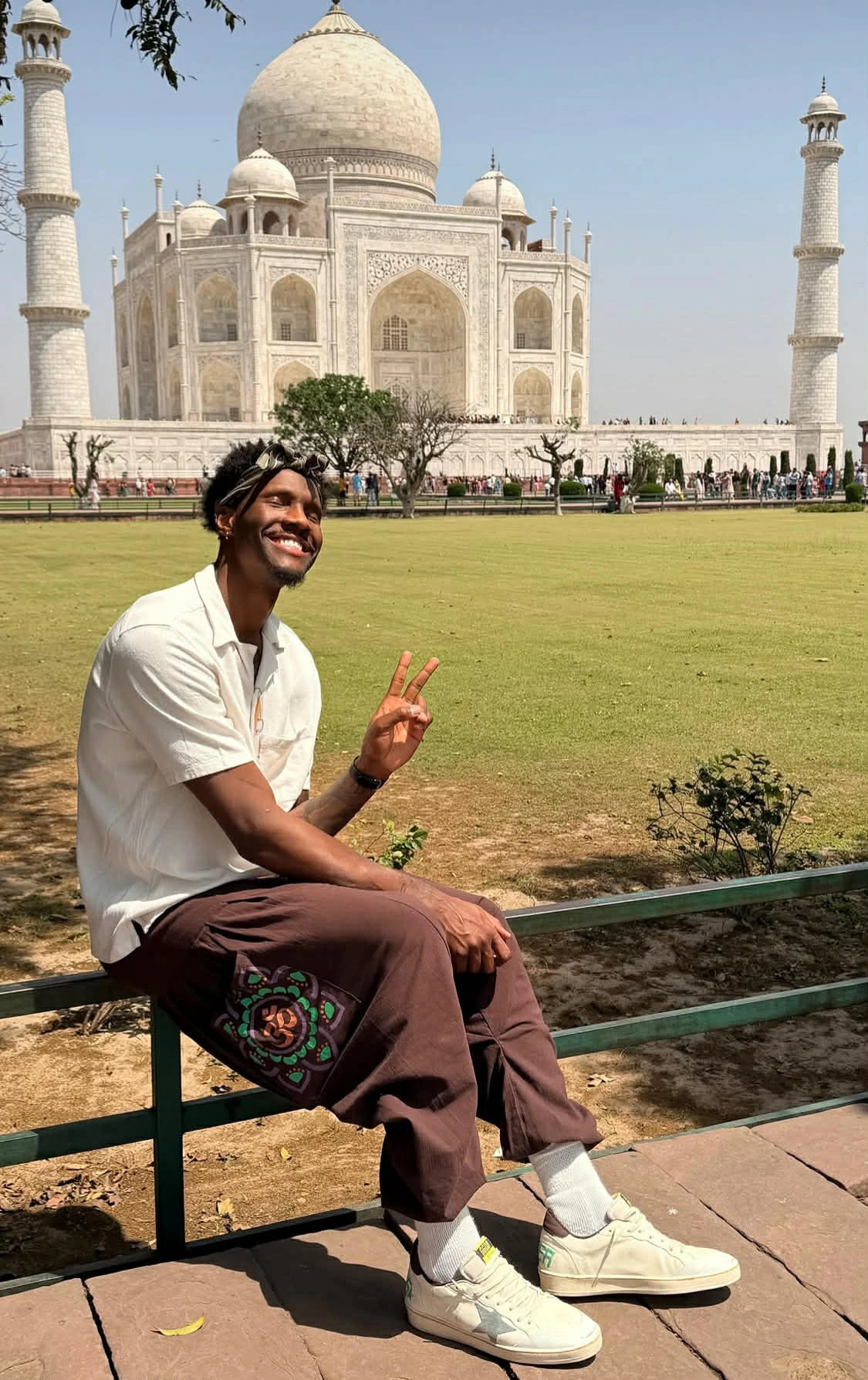 Ο Νάιτζελ Χέιζ Ντέιβις απολαμβάνει την επίσκεψή του στο Ταζ Μαχάλ Ο Νάιτζελ Χέιζ Ντέιβις απολαμβάνει την επίσκεψή του στο Ταζ Μαχάλ