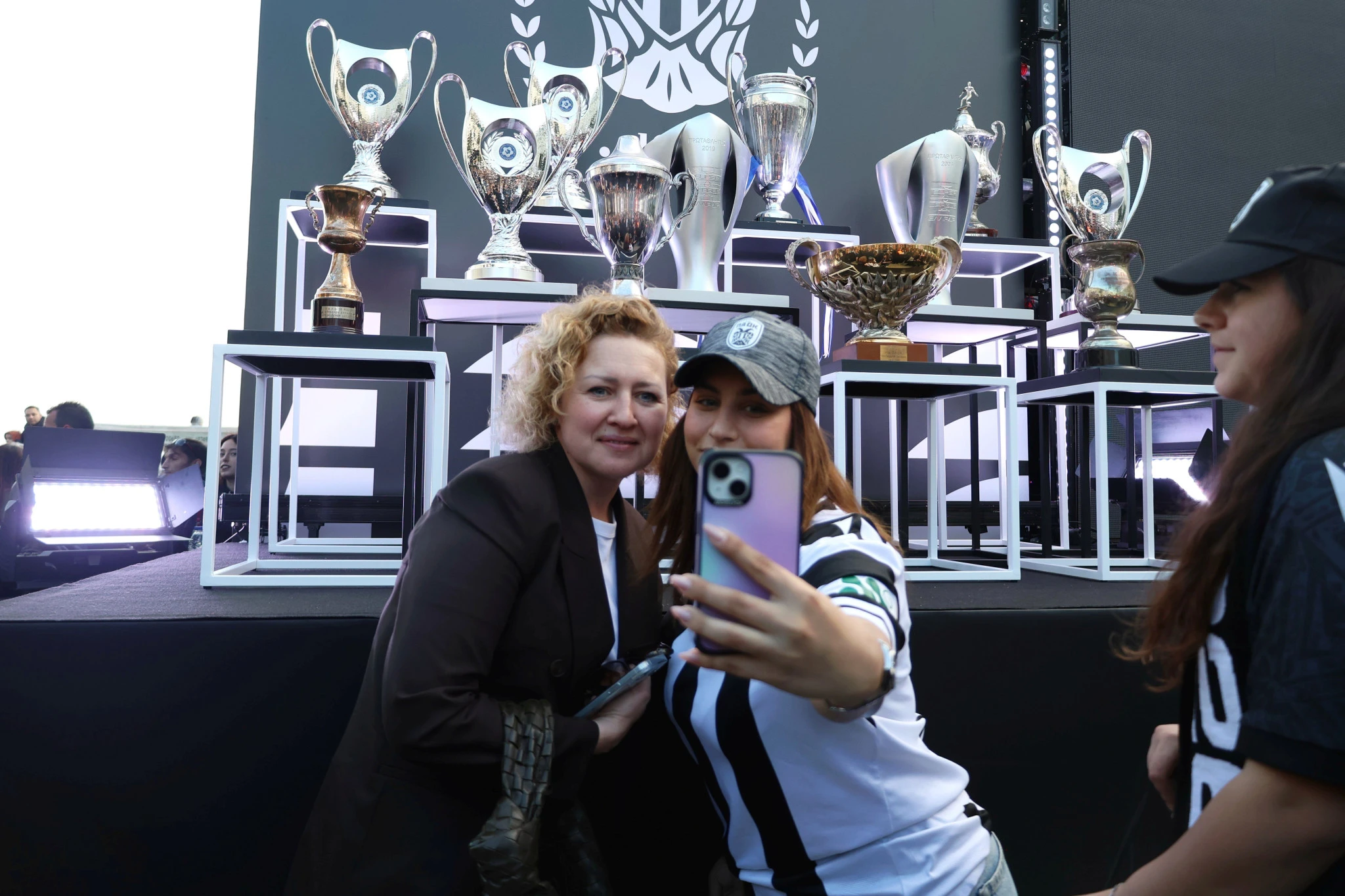 Η Μαρία Γκοντσάρεβα φωτογραφίζεται με φίλαθλο του ΠΑΟΚ