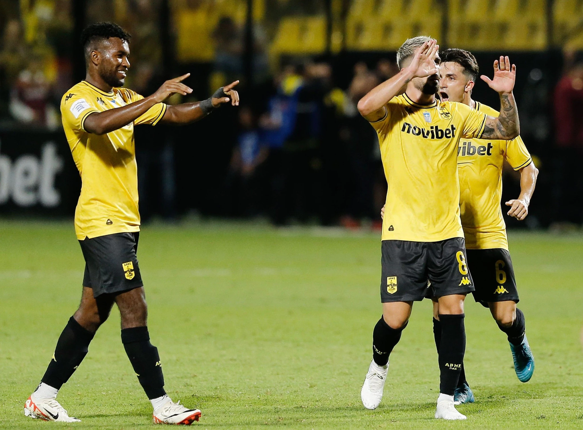 Μόντσου, Σιφουέντες και Γκαρθία με τη φανέλα του Άρη / Πηγή: Intime