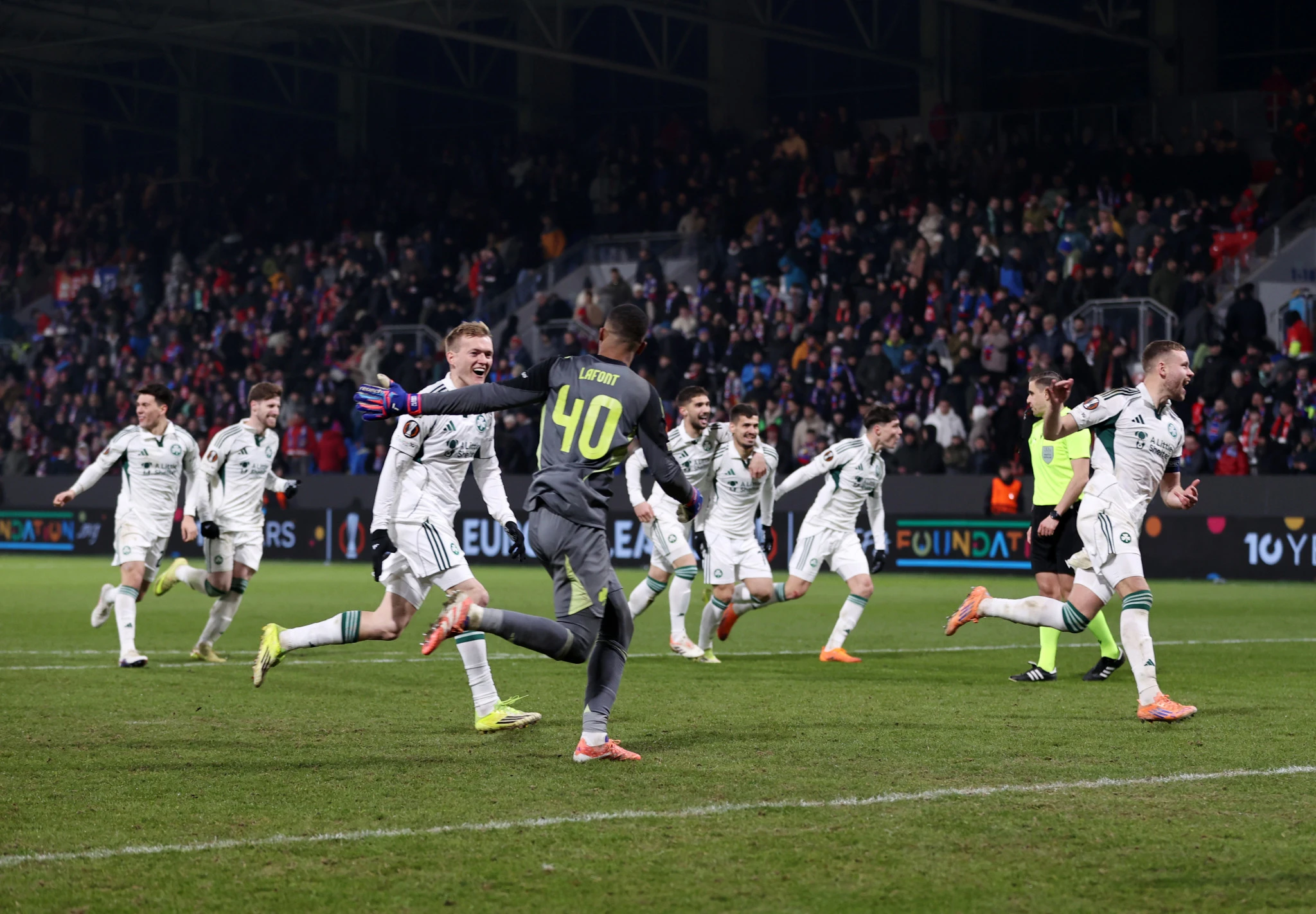 Οι παίκτες του Παναθηναϊκού πανηγυρίζουν την πρόκριση επί της Βικτόρια Πλζεν - ΠΗΓΗ: ΙΝΤΙΜΕ