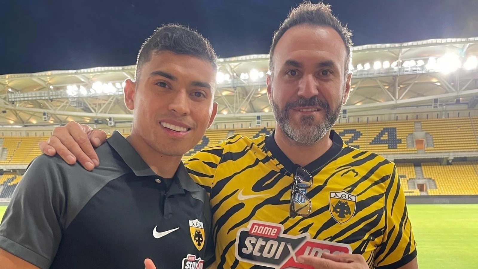 Ο Ορμπελίν Πινέδα μαζί με τον ατζέντη του, Μάριο Βιγιαρεάλ, στο γήπεδο της ΑΕΚ.