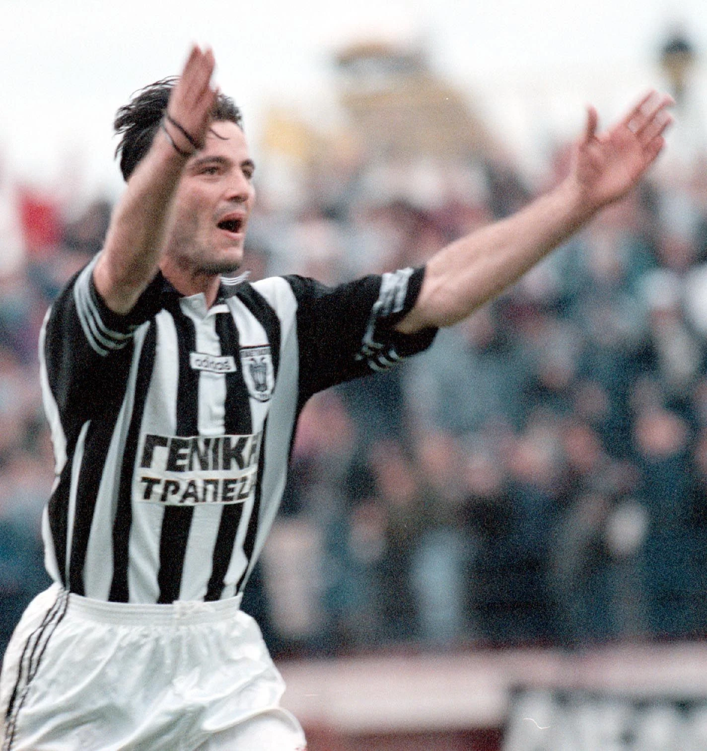 Ο Ζήσης Βρύζας πανηγυρίζει φορώντας τη φανέλα του ΠΑΟΚ / Πηγή: Intime