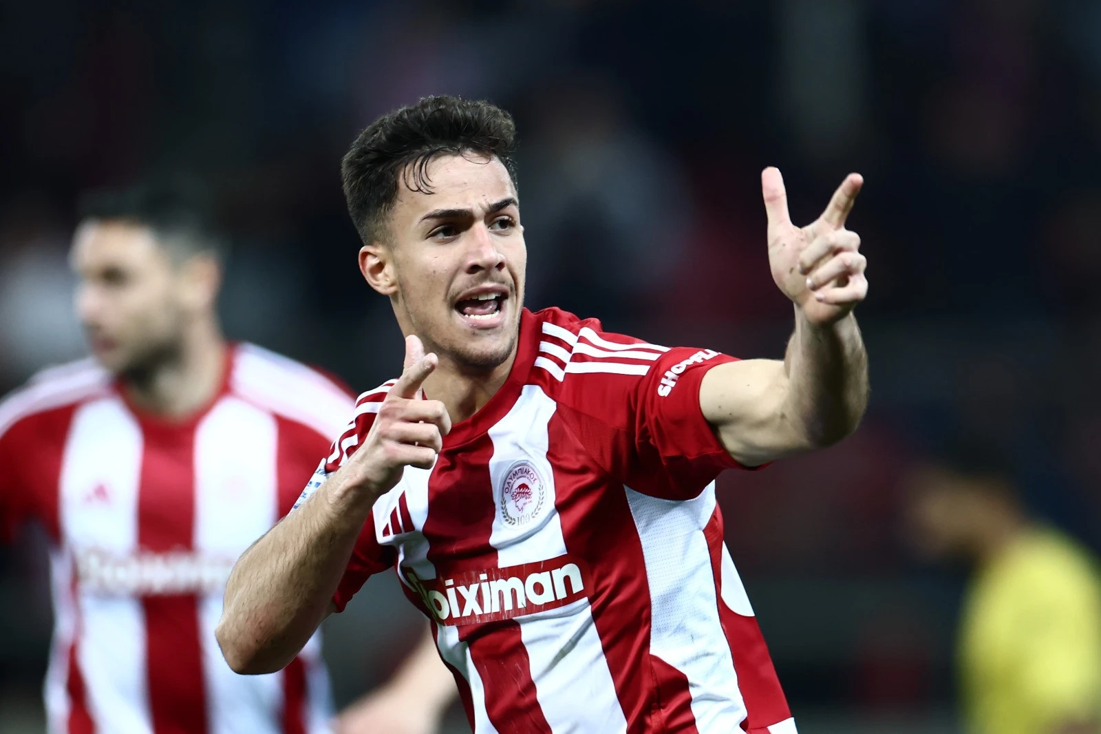 Ο Μπάμπης Κωστούλας πανηγυρίζει αλά Ελ Αραμπί / Πηγή: Eurokinissi