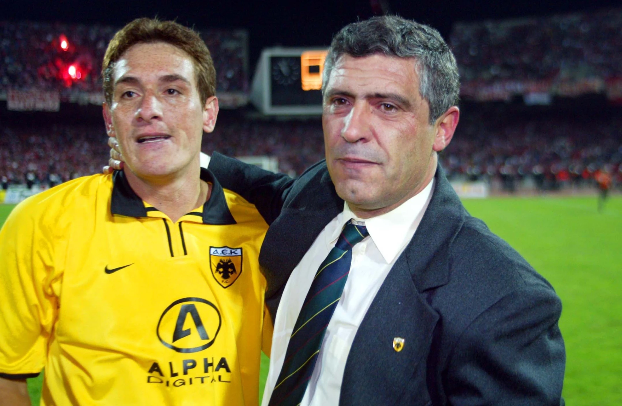 Ο Κάρλος Γκαμάρα με τη φανέλα της ΑΕΚ, στην αγκαλιά του Φερνάντο Σάντος / Πηγή: Intime