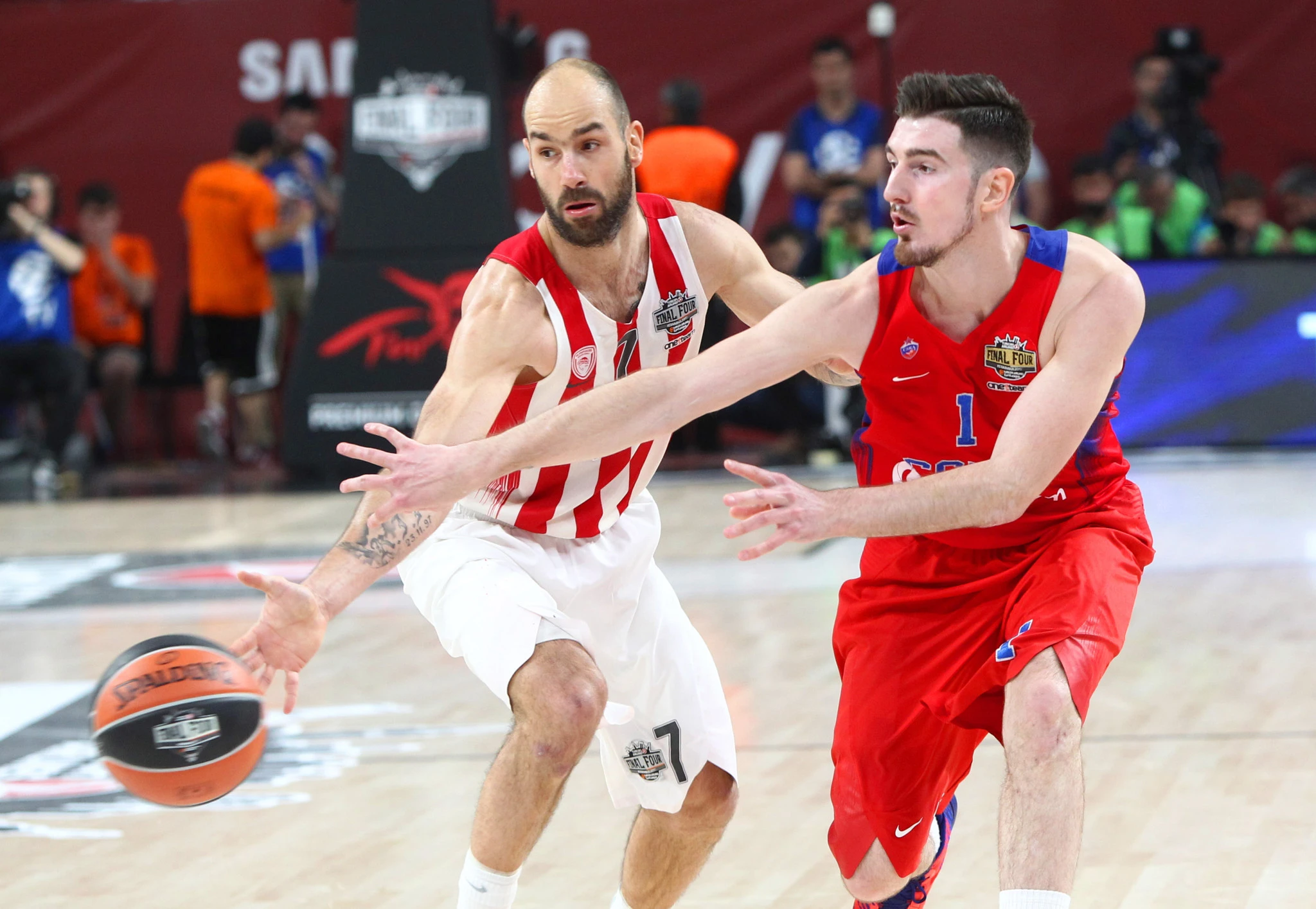 Δύο από τους MVP των... MVP - Βασίλης Σπανούλης και Νάντο Ντε Κολό παρακολουθούν πού θα καταλήξει η μπάλα / Eurokinissi