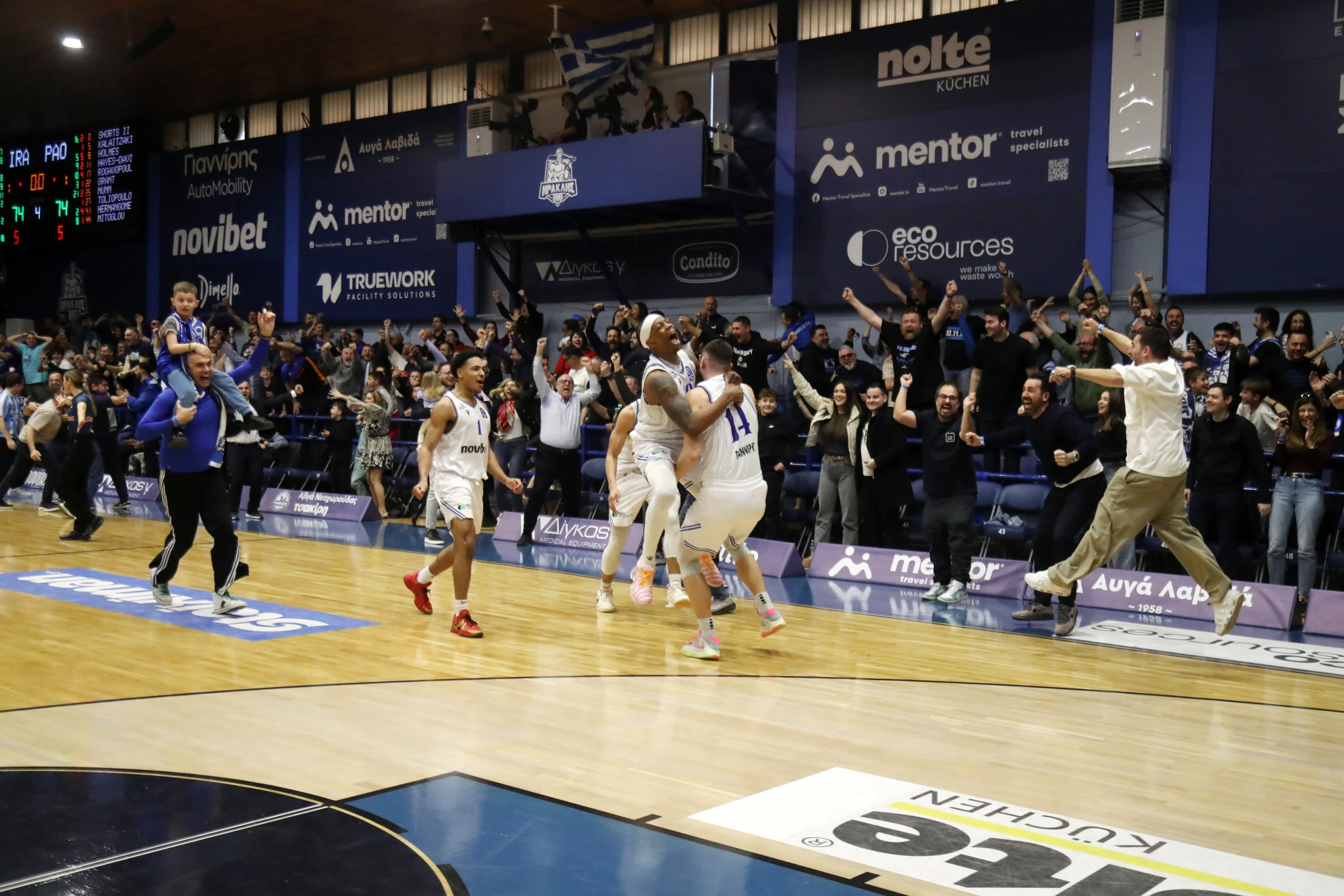 Οι έξαλλοι πανηγυρισμοί των φίλων του Ηρακλή και των παικτών της ομάδας, λίγο μετά την κόρνα λήξης στο ματς με τον Παναθηναϊκό / ΙΝΤΙΜΕ