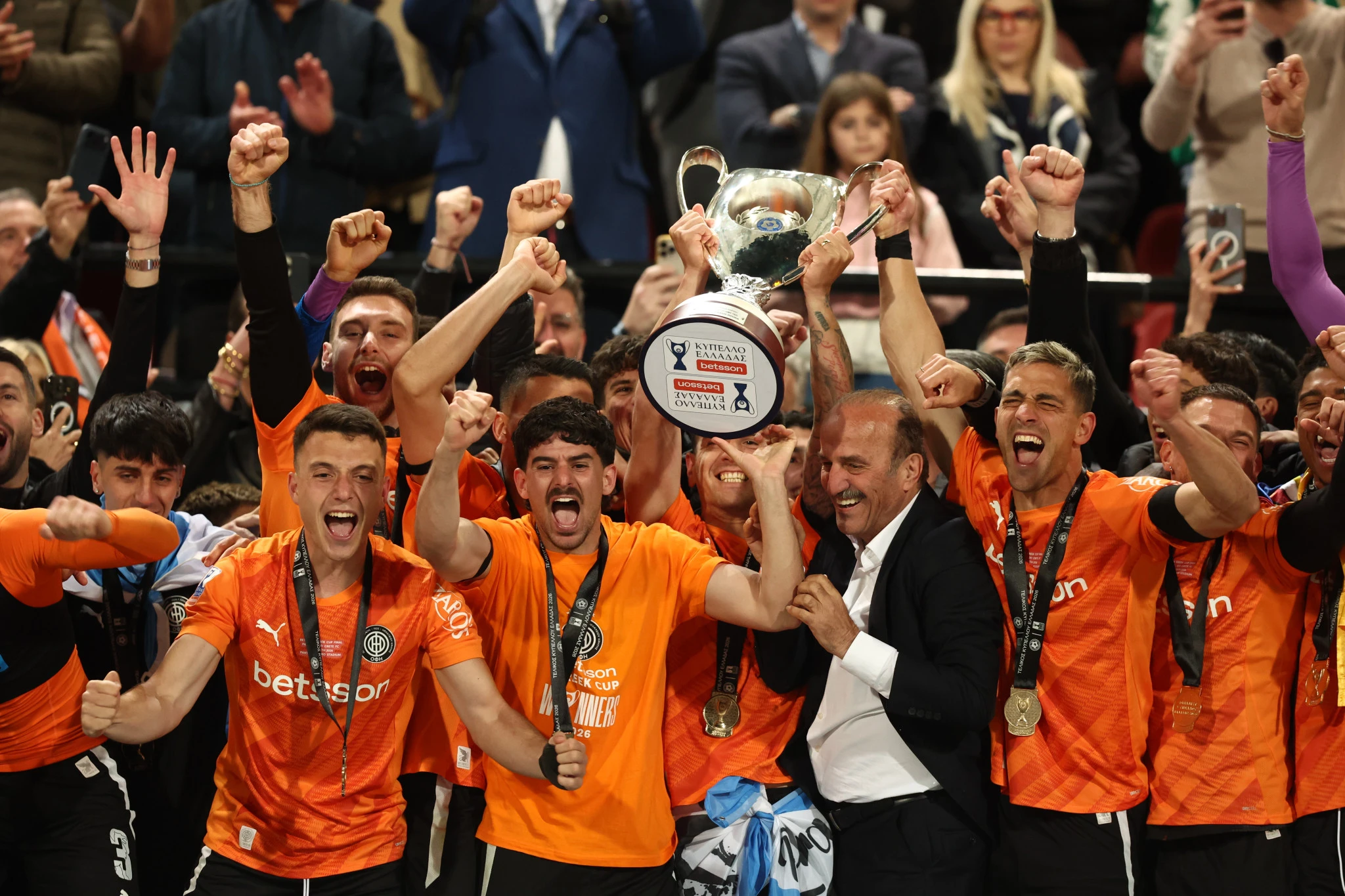 Οι ποδοσφαιριστές του ΟΦΗ πανηγυρίζουν το Κύπελλο/ Intime