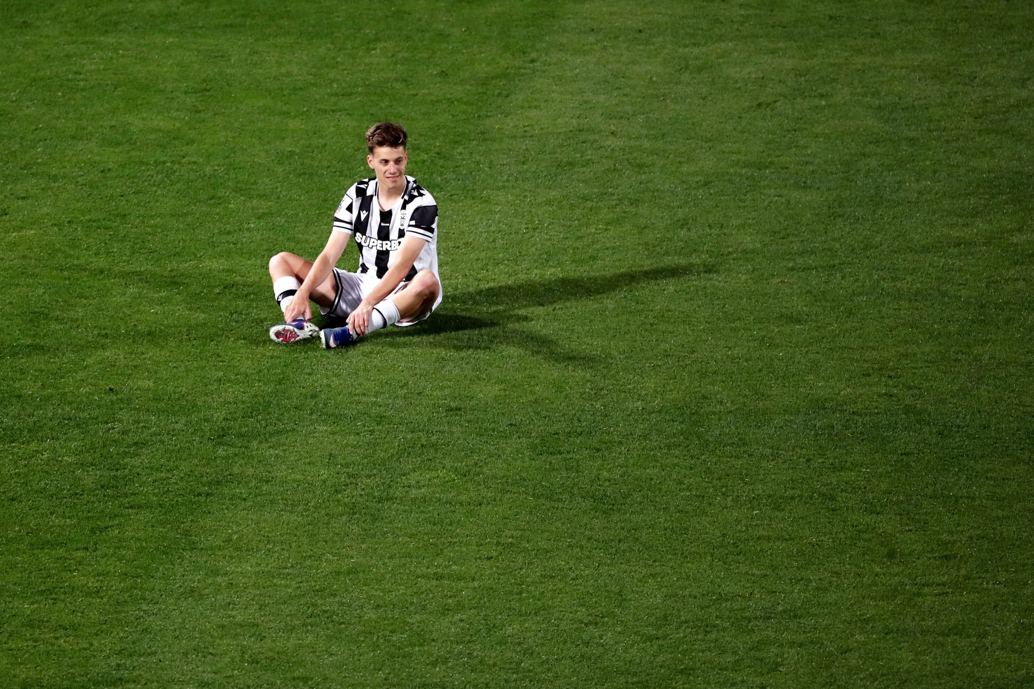 Ο Γιάννης Κωνσταντέλιας απογοητευμένος μετά τον χαμένο τελικό για τον ΠΑΟΚ / Πηγή: Intime