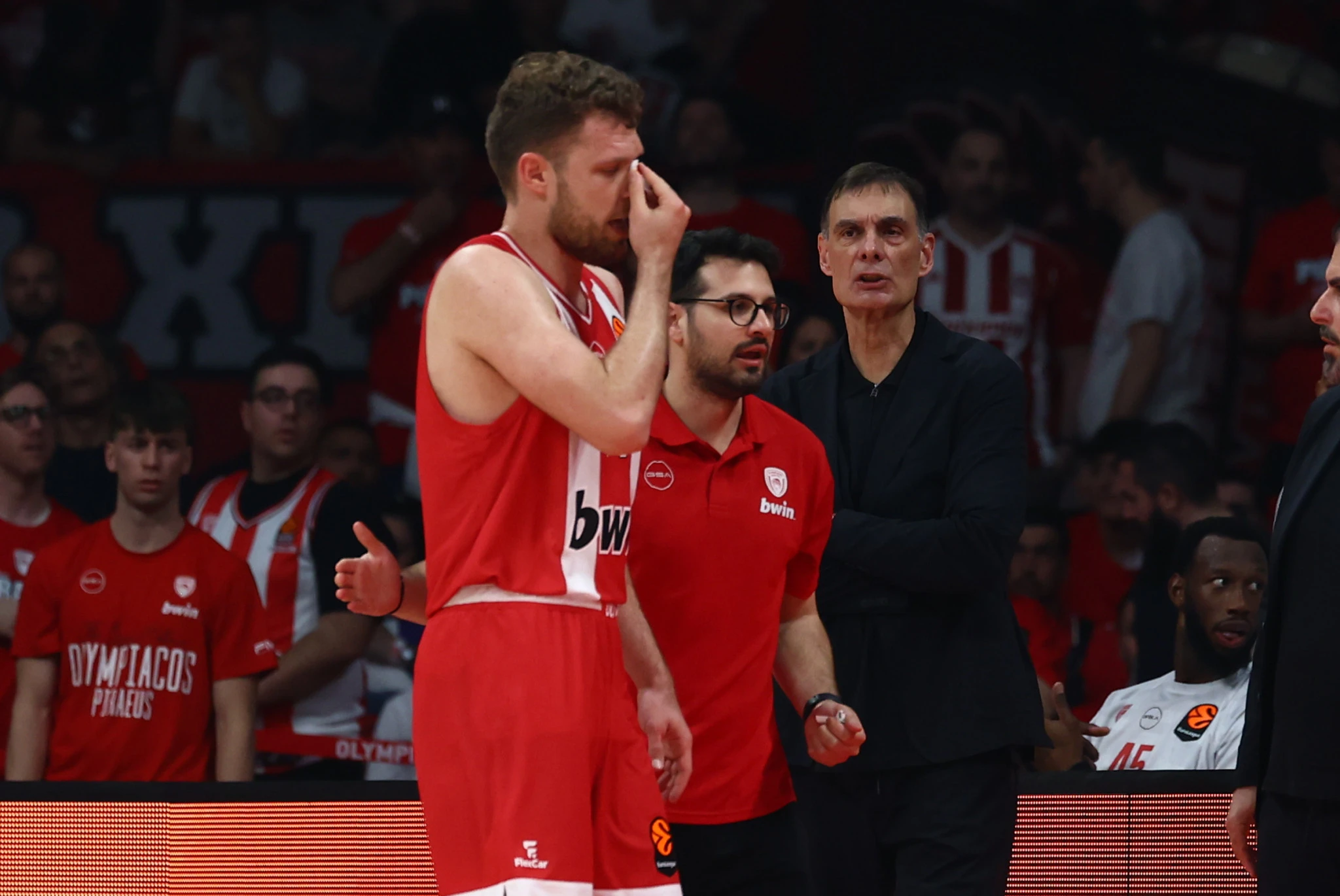 O Σάσα Βεζένκοφ κρατάει τη ματωμένη μύτη του / Πηγή: Intime